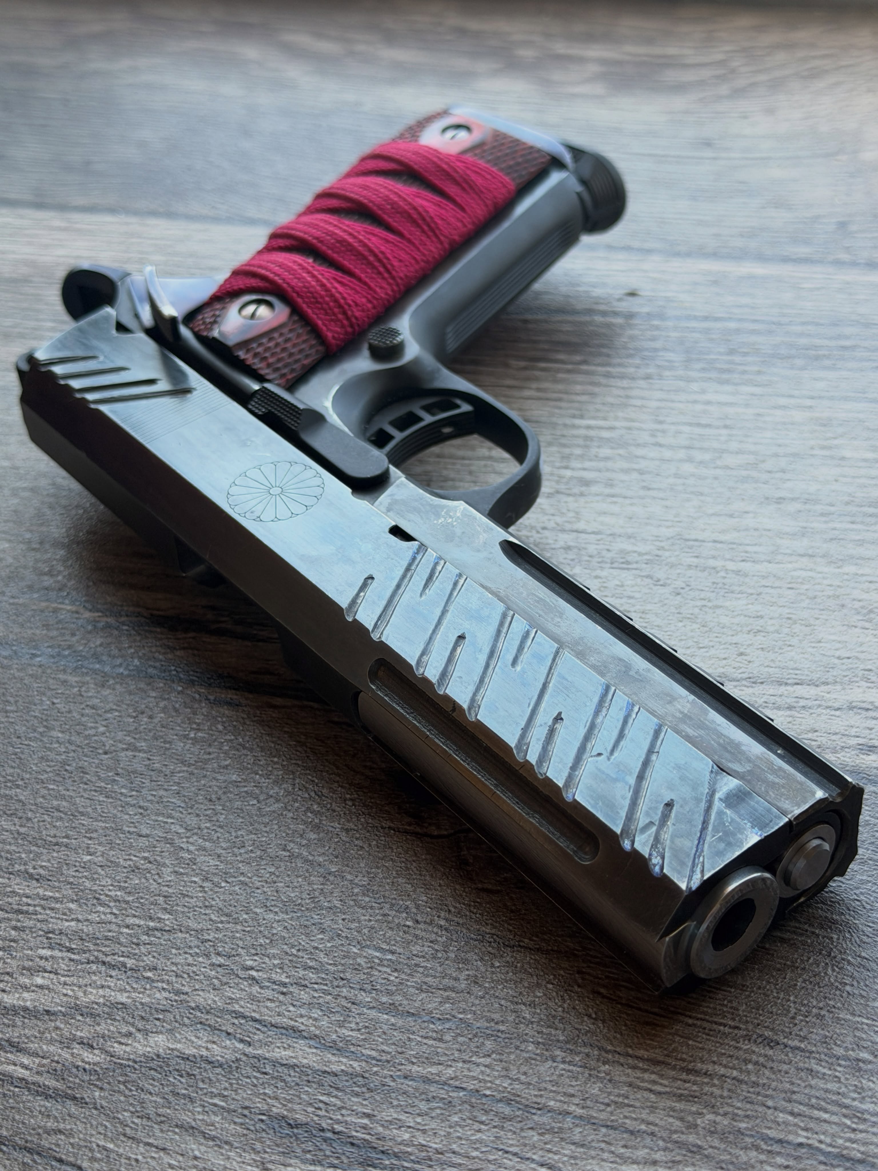 皇帝より、よろしくとのことです。
It’s not a proper tsukamaki wrapping pattern but it’s secure and actually adds a good bit of traction and comfort to the grip. Honestly, I’ve gone back and forth on what else I want to do with this but I think it’s done for now. Time to practice my gun kata since it doesn’t have any sights.