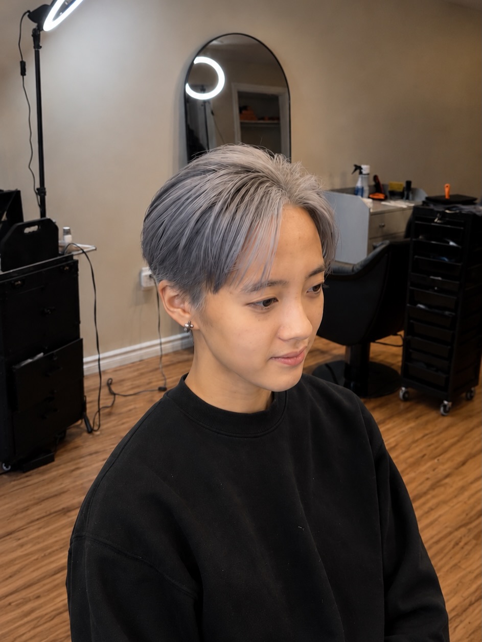 Soft silver tones with a clean silhouette.
One of those styles that looks effortless from every angle
#silverhair #silverpixie #pixiecut #shorthairstyles #etobicokehairstylist
