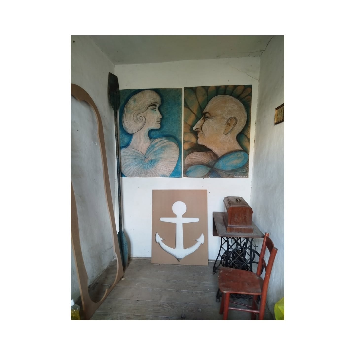 Ovih dana navršava se godina od smrti leskovačkog umetnika, slikara, ilustratora i restauratora, ali pre svega - mornara, Dragana Jovića Lisca. Tim povodom, njegova kuća biće otvorena za posete prijatelja, kolekcionara i kolega umetnika da malo popijemo, popričamo i razmenimo kreativne ideje. Recimo da od subote 16.-og možete da svratite, nisam htela da stavim jedan termin pa da opet, kao kad je bila sahrana, mnogi ne mogu da stignu jer rade. Naravno, oni koji žele da dođu i da slikaju/crtaju kao kad je on bio živ, to mogu. Oni koji nisu umetnici, mogu tu da vide svakakve ludorije koje inače nećete videti ni u jednom drugom salonu. U svakom slučaju, javite mi se u inboks pa ćemo se dogovoriti. #artiststudio #popupstudio #popupgallery #popupexhibition #prestonicakulture