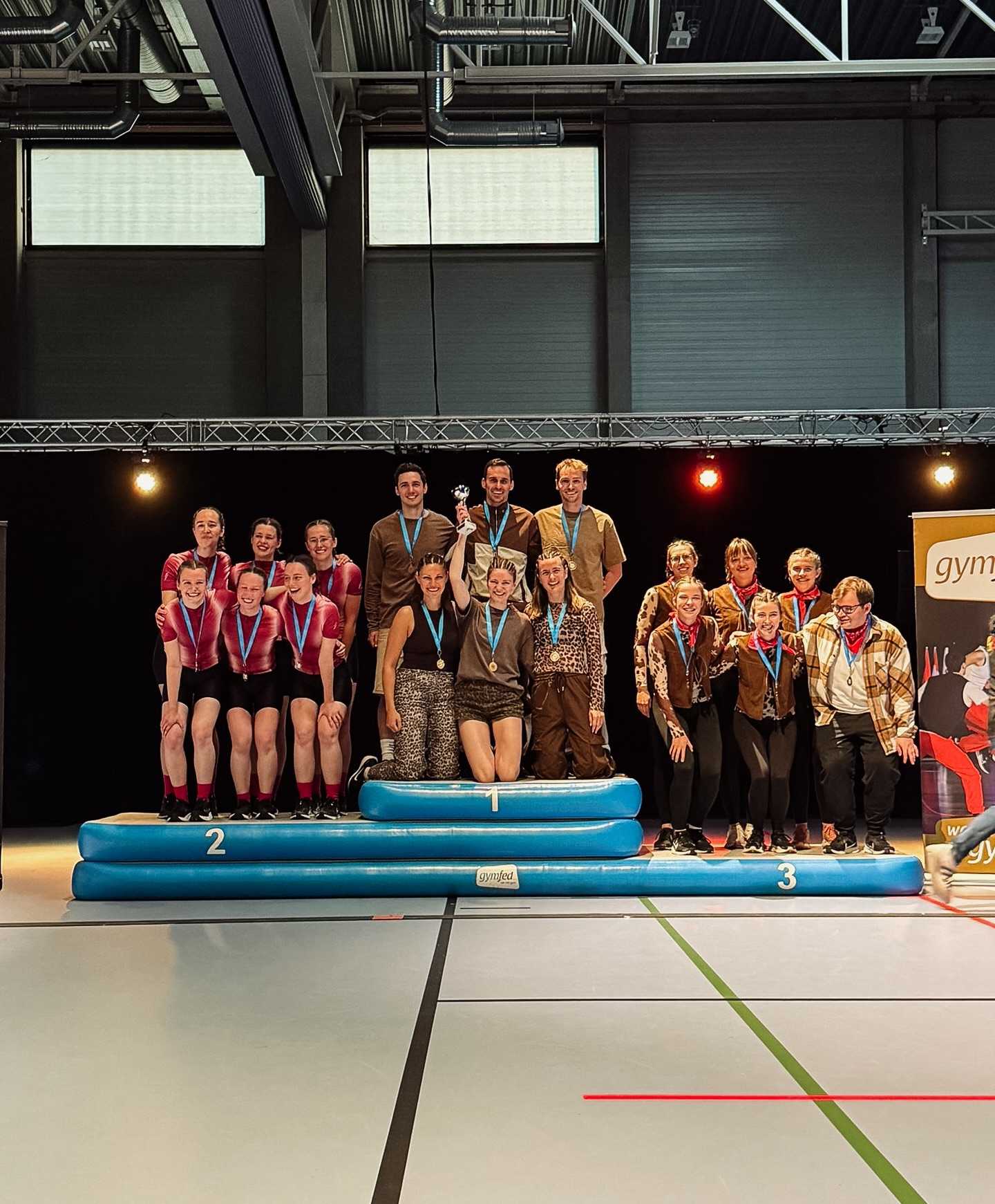 De ex-competitieskippers genoten zichtbaar én schitterden op het podium tijdens de 16+ minidemowedstrijd 🥇🥉
🥇 COS Boy- & Girlbands 🎙️
🥉 COS Not our first rodeo 🤠
1️⃣2️⃣ COS Die Alpenfreunde 🍻
#jumprope #ropeskipping #cosropeskippers