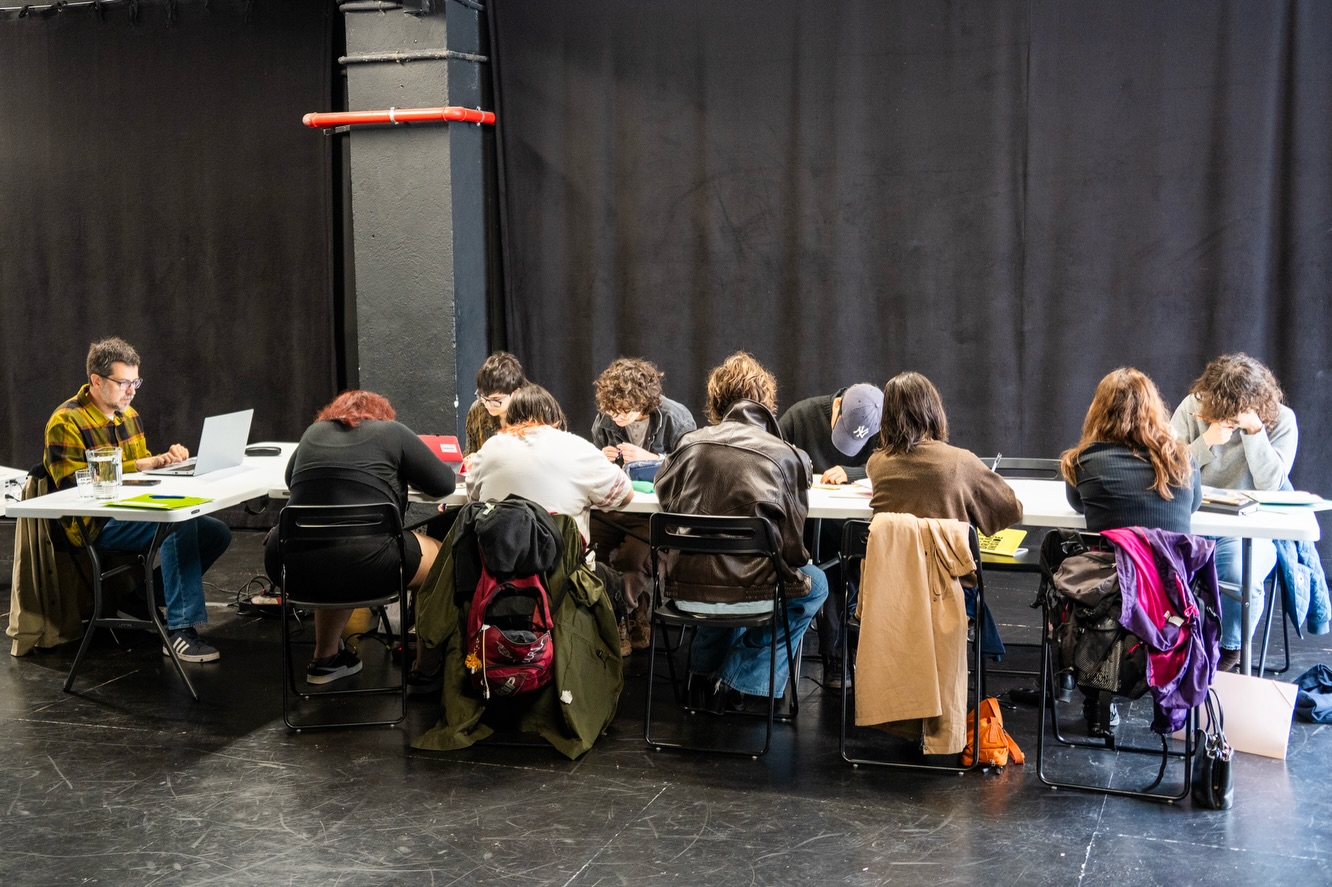 El fin de semana pasado tuvimos las primeras sesiones de la XI edición delTaller de Dramaturgia Joven, con @yeraybazo y @ruthrubiof ✍️📜
Con el apoyo de @fundacionsgae