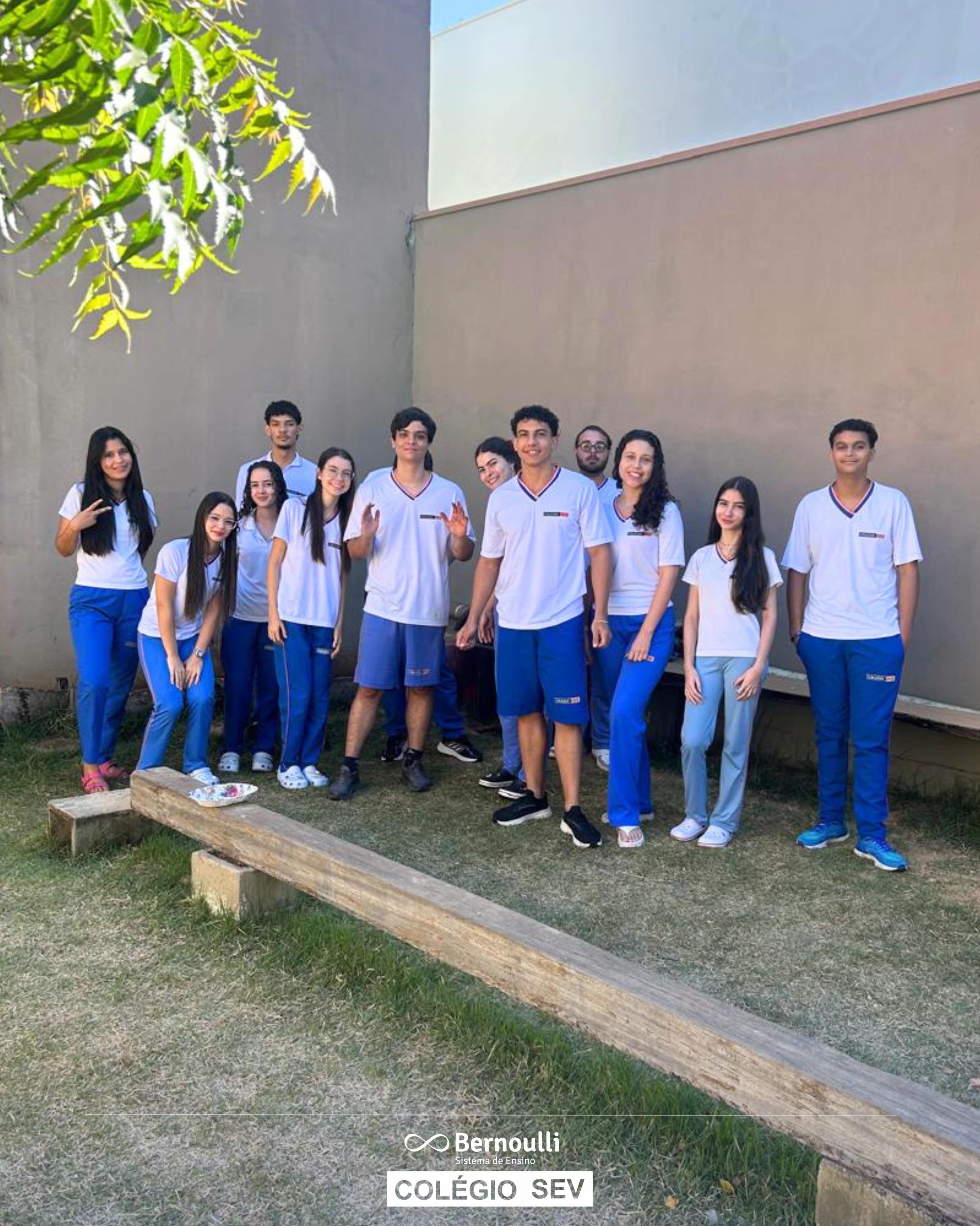 A natureza nos ensina muitas lições: só floresce em solos férteis. Hoje, os alunos da 3ª Série do Ensino Médio plantaram sementes de gérbera. Esperamos colher belas flores. Eles sabem que isso só acontecerá se forem bem cuidadas. Assim como nossos projetos de vida, o olhar e cuidado diários constroem um projeto de sucesso.