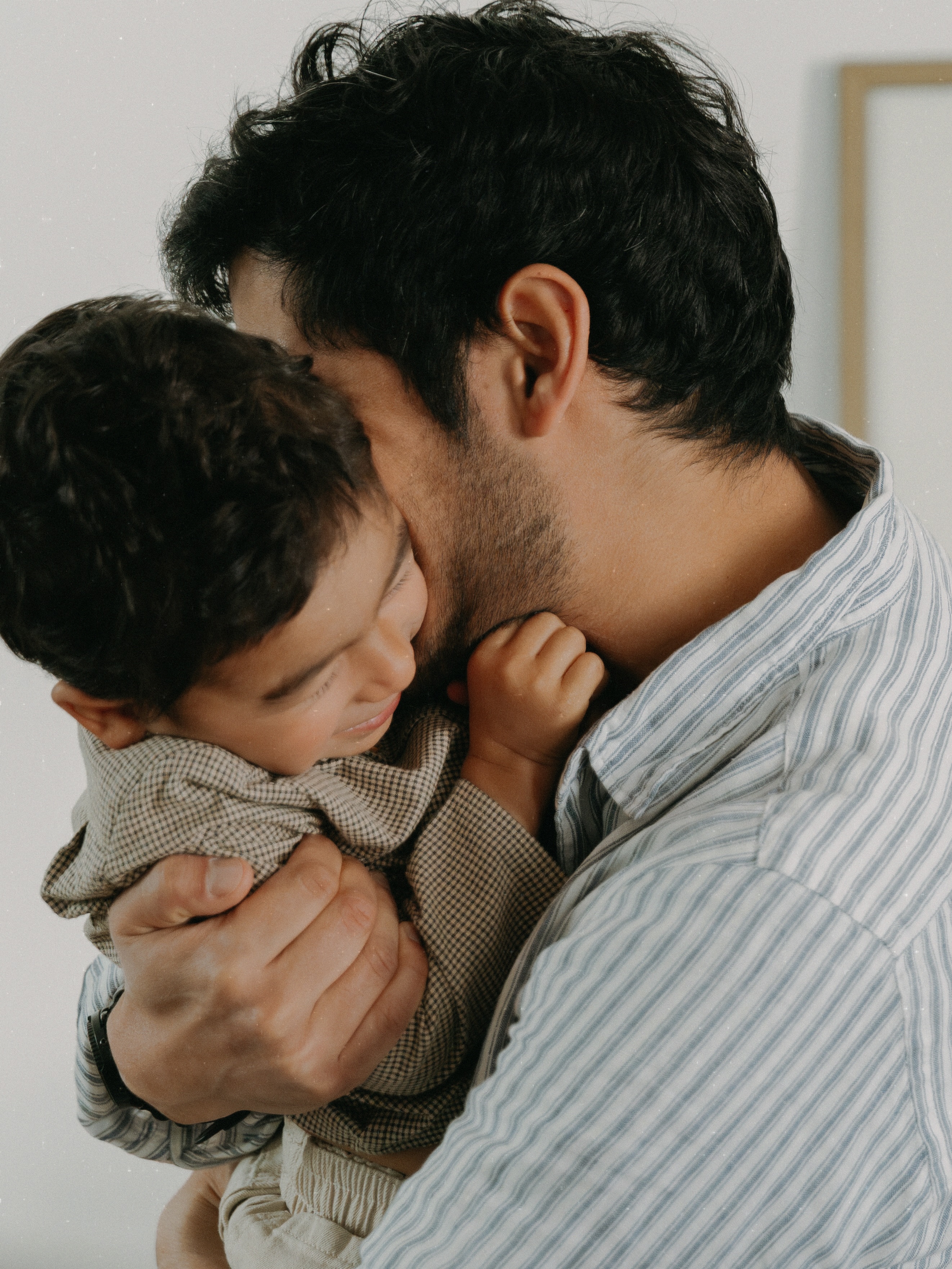 Quel bonheur de retrouver cette famille, quelques années après notre première rencontre et de voir leur histoire continuer à s’écrire. J’aime tellement photographier ces instants discrets ✨
Et si vous aussi, vous vous autorisiez à vivre ce moment en famille ? À vous retrouver, à profiter les uns des autres et garder une trace sincère de ce que vous partagez aujourd’hui
___
📸 Huynh Anh, photographe de vos histoires de vie ♡
💌 Infos et réservations : www.ha-tran.com
Photographe famille Marseille | shooting à la maison | vos moments de vie | souvenirs précieux de votre famille | photos de famille | images naturelles, vraies et vivantes de votre quotidien
