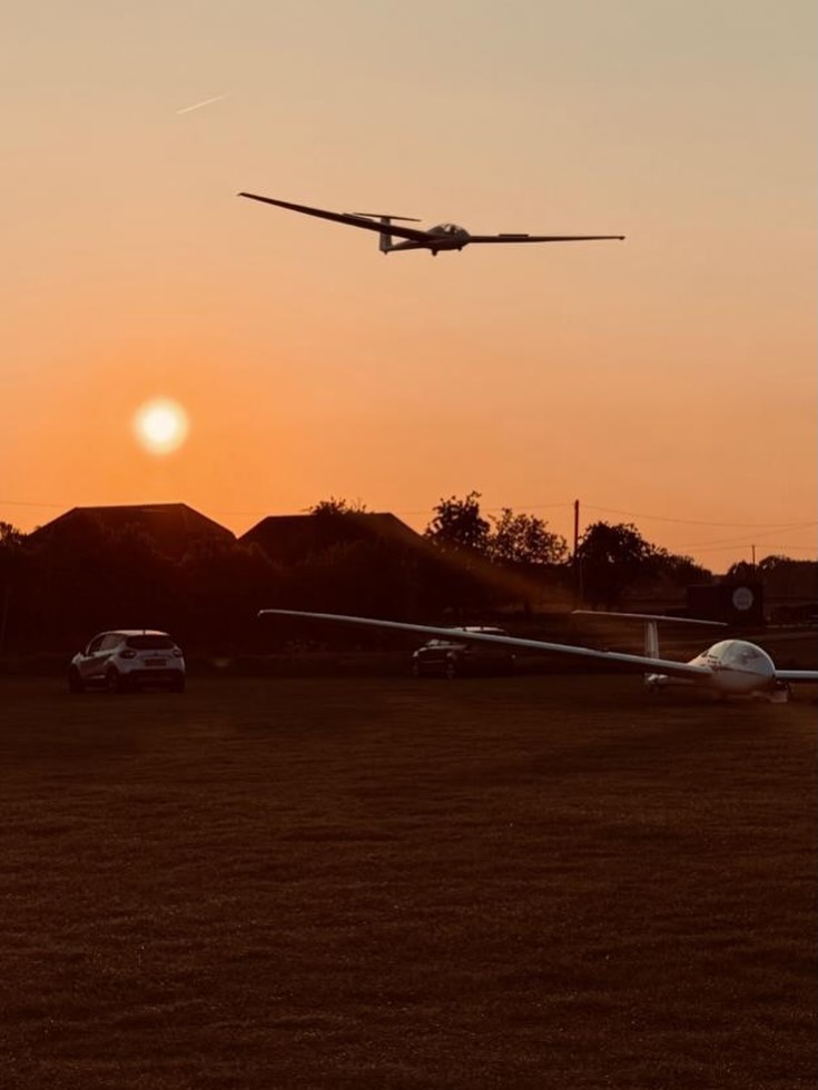 Am Ende eines schönen Flugtag wurde es noch richtig romantisch am Flugplatz.
#flugplatzromantik #asperden #fliegenlernen #flugsport #tolleshobby
