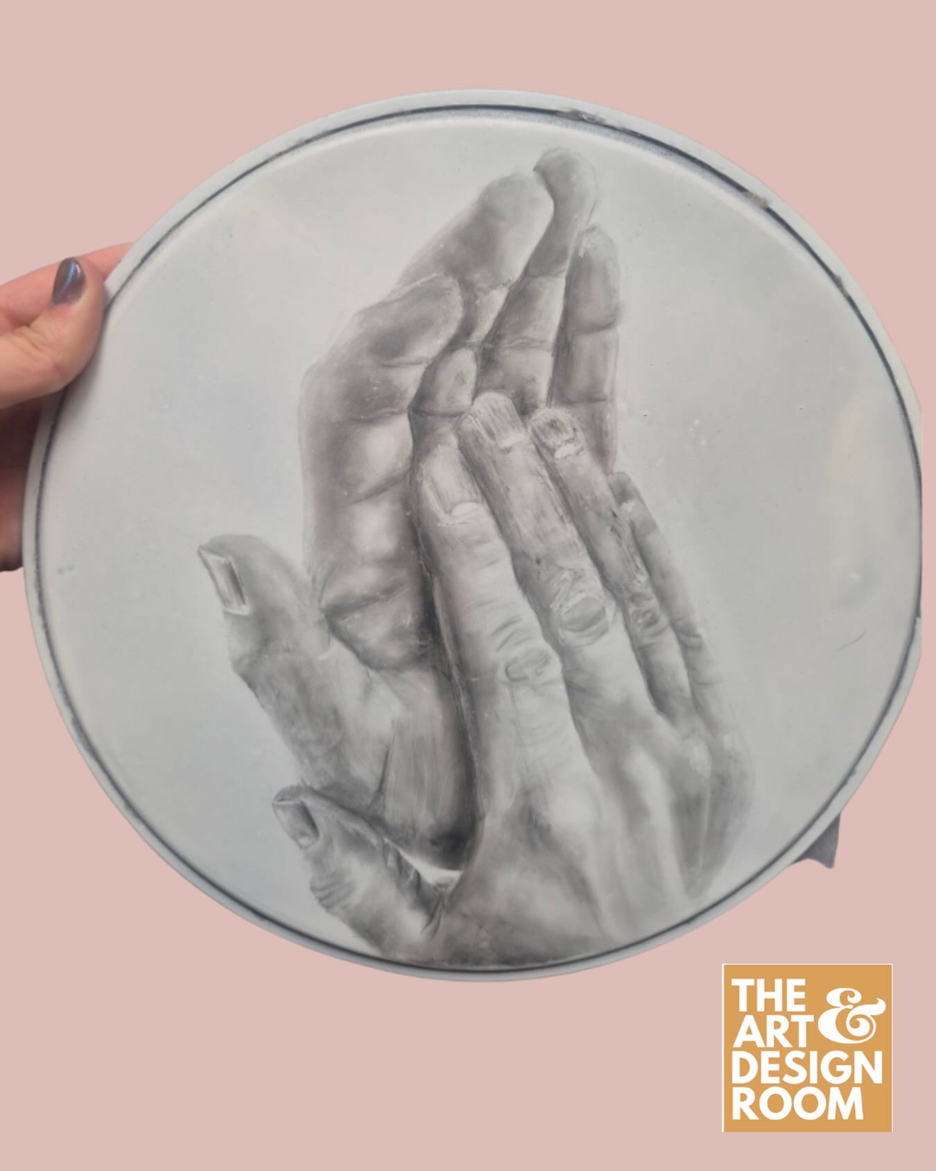 This incredible hand study was created by L while studying GCSE Art, showcasing outstanding observational drawing skills, patience, and attention to detail. 🤍
We’re so proud to see her creativity and confidence continue to grow — and even more excited that she is now studying A Level Art with us. ✨
It’s always inspiring to watch our students develop their own artistic voice and continue their creative journey.
#GCSEArt #ALevelArt #StudentArtwork #ArtStudent #homeed