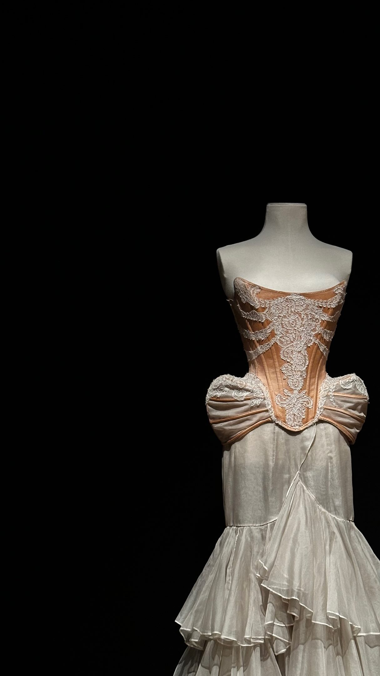 Visitar a exposição Arte & Moda da @fcgulbenkian foi além. Ia com muita necessidade de mergulhar na Arte. O caminho até lá foi de alguma ansiedade boa, por saber que hoje o meu cuidado para comigo seria o da inspiração, do que me faz vibrar e abrir horizontes. Depois de entrar, logo que cruzei o primeiro detalhe o meu coração disparou, o mundo ruidoso parou, a Arte ganhou. Como ganha sempre ✨💫🙏🏻
A exposição está FABULOSA, de cortar a respiração em tantos cantos e recantos. Amei, recomendo e voltava já amanhã.