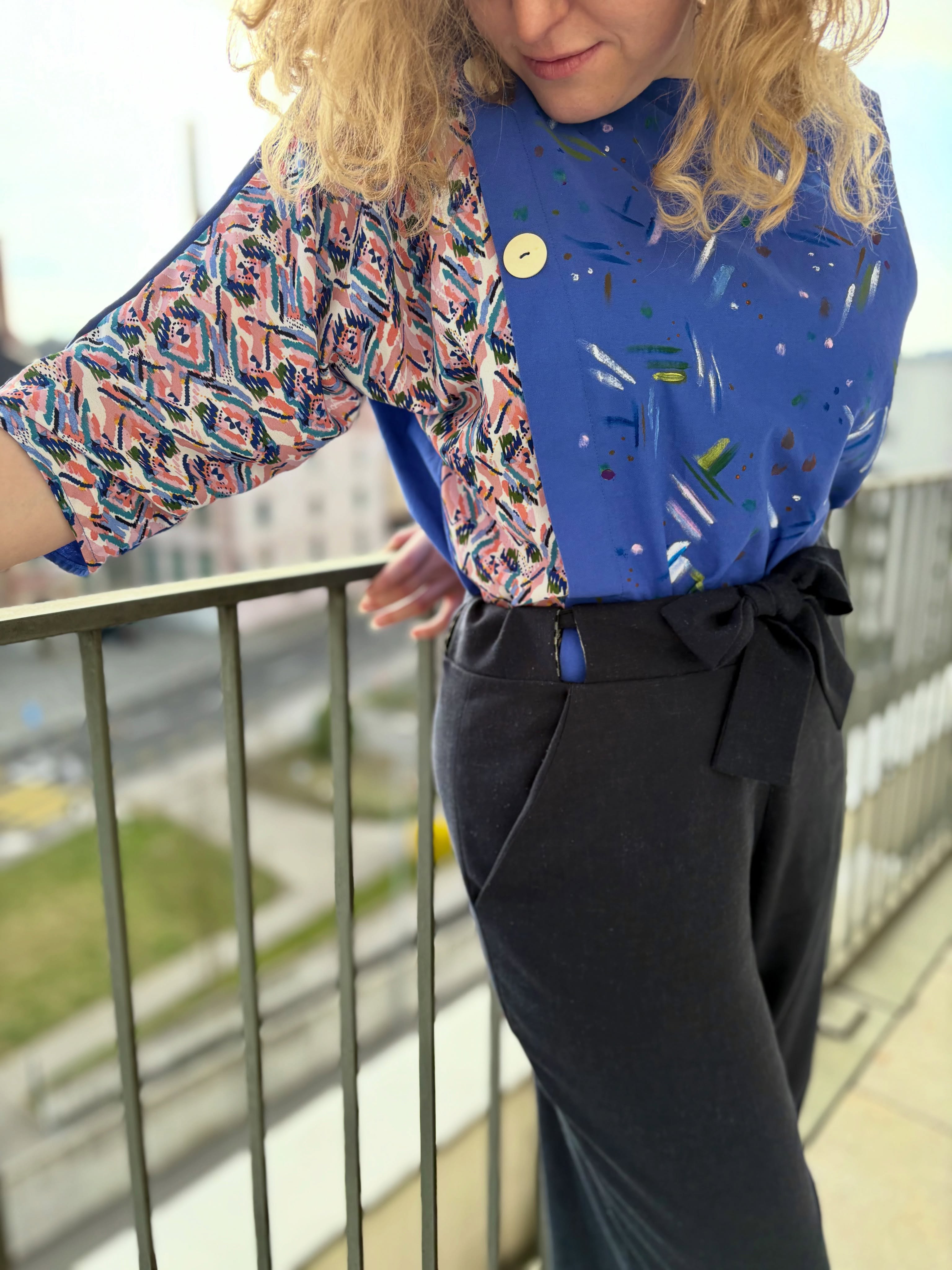 Il est en ligne !
Le chemisier Nelly peint à la main est disponible sur le site internet 🫰🏻 !
J’ai adoré faire ça et je pense recommencer sur d’autres modèles 🤔.
Vous en pensez quoi, quel modèle selon vous, pourrait bien rendre, peint à la main ?
#atelierpiny #peinturesurcoton #nouveaumodèle #madeingeneva #chemisierfemme