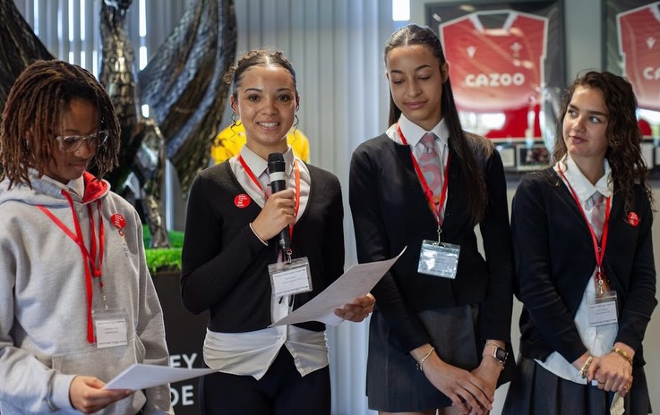 Dyma rhai dysgwyr bl.10 yn ymgysylltu yn ein gwaith pwysig o ddatblygu i fod yn ysgol wrth-hiliol gyda Dangos y Cerdyn Coch i Hiliaeth. Some of our Year 10 learners engaging with important work by Show Racism the Red Card to develop an anti-racist school.