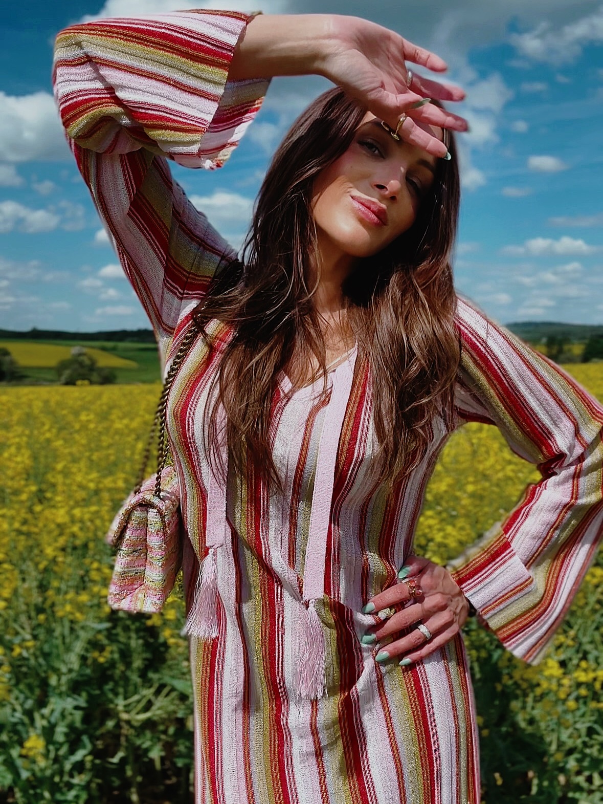 Le week-end peut commencer… ☀️🌼
Et honnêtement ? Cette robe avait déjà prévu le programme : terrasse au soleil, virée shopping et compliments toute la journée.
Rayures lumineuses, détails ultra féminins, mini dress qui sent bon les beaux jours… le genre de look qu’on enfile une fois et qu’on ne veut plus quitter. 🍋💋
Retrouvez ce look solaire dans nos boutiques LOULOU et laissez le soleil faire le reste. ✨
#LOULOU #SpringMood #WeekendLook #FashionGlow #SunshineStyle