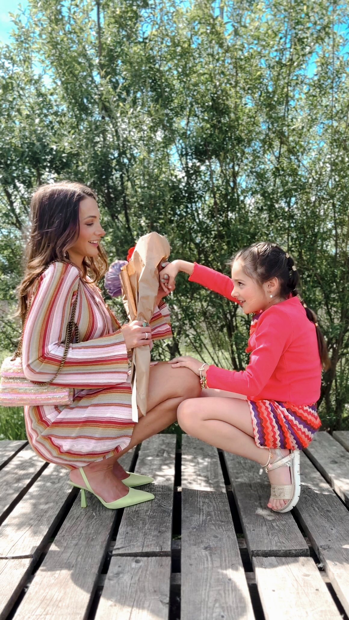 Chez LOULOU & VILLE NEUVE, les mamans brillent autant que leurs petites filles 💫
Des silhouettes lumineuses, des couleurs qui sentent le printemps, et cette envie de twinner avec style !
Retrouvez le look de maman chez LOULOU
& le look de Emy dans nos magasins VILLE NEUVE ❤️
Bonne fête à toutes les mamans belges 🇧🇪
Et bon shopping dans nos boutiques LOULOU & magasins Villeneuve ✨
#mothersday #LOULOU #villeneuve #matchymatchy #motherdaughterstyle