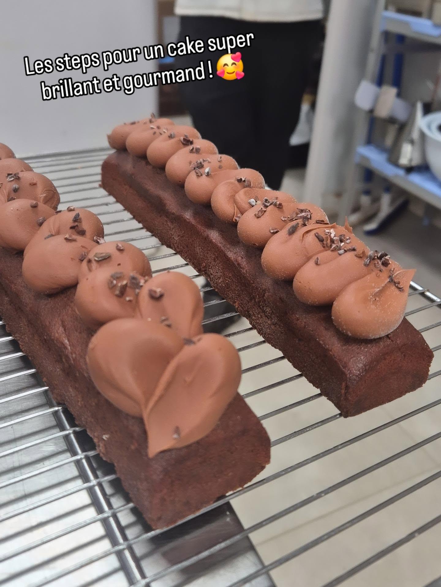 ✨ Notre nouveau cake est un concentré de gourmandise et de légèreté… parce que oui, les deux sont possibles ! 🤎
🥔 Farine de riz & farine de pomme de terre : notre nouveau cake est 100% sans gluten, avec une texture incroyablement légère et fondante.
🍫 Du chocolat noir, évidemment… parce qu’on ne renonce jamais à la gourmandise 🍫
♥️ Une ganache au chocolat ultra onctueuse
✨️...Et un glaçage chocolat brillant pour la touche finale la plus yummy ✨
Disponible directement en boutique (la part ou entière)
📍 Nicolas Hennemann Chocolaterie et Pâtisserie, Grand Hôtel-Dieu Lyon
#cake #Pâtisserie #lyonfoodies #artisan #chocolat