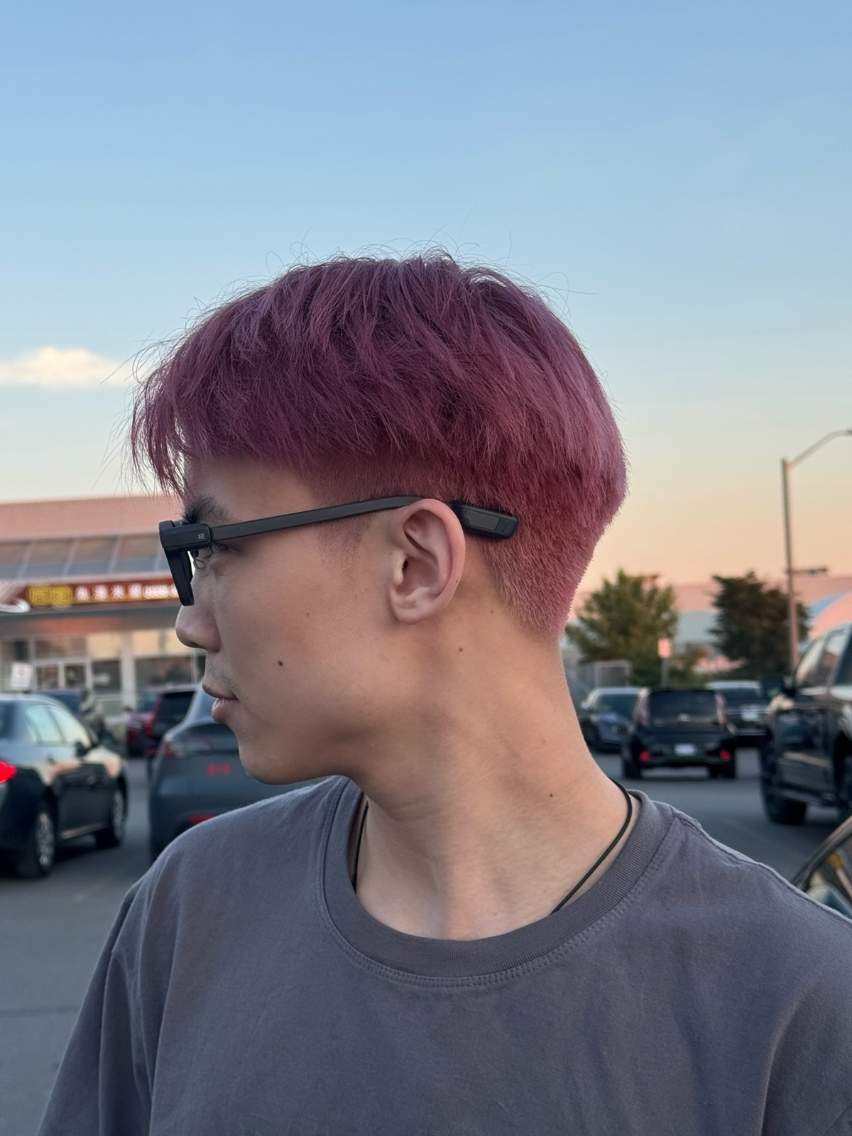 pink isn’t just a color, it’s a whole vibe 🌸
Clean two block + dusty pink.
Soft under indoor light,
different under sunset.
Probably one of my favorite transformations lately.
#pinkhair #menhair #twoblock #asianhair #etobicokehairstylist