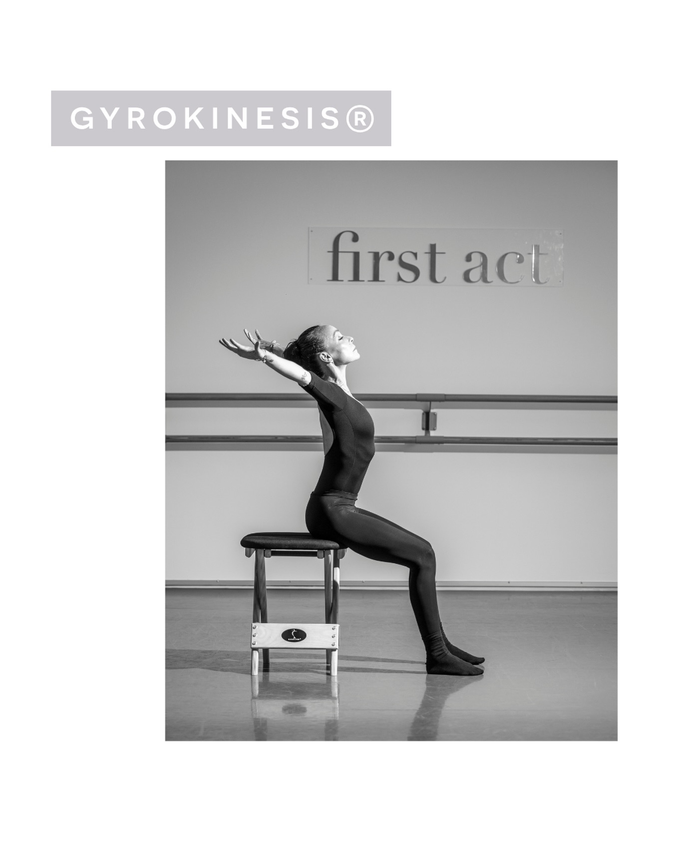 đ« Je crois que je nâai jamais vraiment parlĂ© en dĂ©tail de la MĂ©thode GYROKINESISÂź. Et pourtant, câest une discipline que jâaime tellement.
Parce quâelle nâest pas tout Ă fait semblable aux autres mĂ©thodes de mouvement. Elle nous permet de gagner en mobilitĂ© et en force, certes, mais je lui trouve Ă©galement un cĂŽtĂ© trĂšs apaisant, trĂšs libĂ©rateur⊠et finalement, trĂšs « mĂ©ditatif ».
Pour la pratiquer, nous nâavons besoin que dâun tabouret et dâun tapis. Mais surtout, de porter notre attention vers lâintĂ©rieur.
Les sĂ©quences sâorganisent en mouvements circulaires, ondulatoires, en spirale. Debout, assis, au sol.
Mais sans machine pour nous guider, nous devenons notre propre retour dâinformation.
On aiguise alors sa proprioception : sa capacitĂ© Ă localiser son corps dans lâespace, Ă percevoir la position des articulations, le tonus, lâĂ©quilibre.
Mais surtout, et câest lĂ que je lui trouve un aspect « mĂ©ditatif » : on rĂ©veille aussi son intĂ©roception, qui est la perception des signaux internes : le souffle, la chaleur, la tension⊠et ce fourmillement caractĂ©ristique de lâĂ©nergie qui circule dans le corps.
La respiration est intĂ©grĂ©e Ă chaque geste, comme structure mĂȘme du mouvement.
On gagne en force, en équilibre et en coordination, on apaise son esprit, on libÚre le mouvement, on réveille une énergie qui nous fait tant de bien.
Ce que montrent les études : une pratique réguliÚre améliore la mobilité, réduit les lombalgies chroniques, diminue la fatigue, améliore la qualité du sommeil.
Mais ce que lâon ressent surtout : cette sensation merveilleuse aprĂšs chaque sĂ©ance. Lâimpression dâavoir pris de la hauteur, dâĂȘtre plus lĂ©ger et plus fort Ă la fois. Dâhabiter son corps diffĂ©remment. De ressentir pleinement au lieu de juste « bouger ».
Cette mĂ©thode est adaptĂ©e Ă tous, et cela la rend encore plus fabuleuse. đ