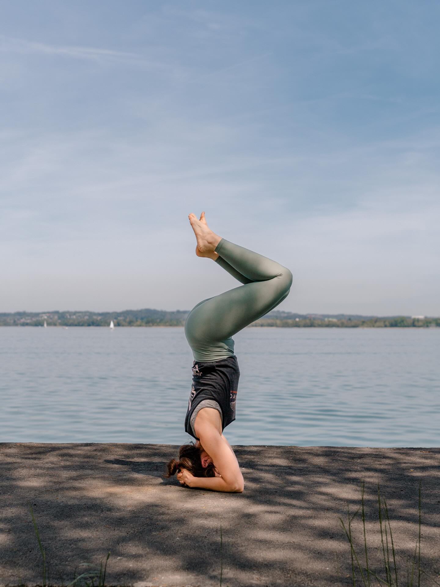 Passion headstand. Whenever, wherever. 🙃
Amazing lakeside shots by @laessiger_photography 📸✨
After the super fun photoshooting session organized by the @sommeryogabregenz team, I just had to play upside-down for a moment 😄🙏
Such a beautiful spot to roll out the mat and practice outdoor yoga in Bregenz! 🧘♀️🧘♂️
Hope to see many of you there this summer! ☀️🙃