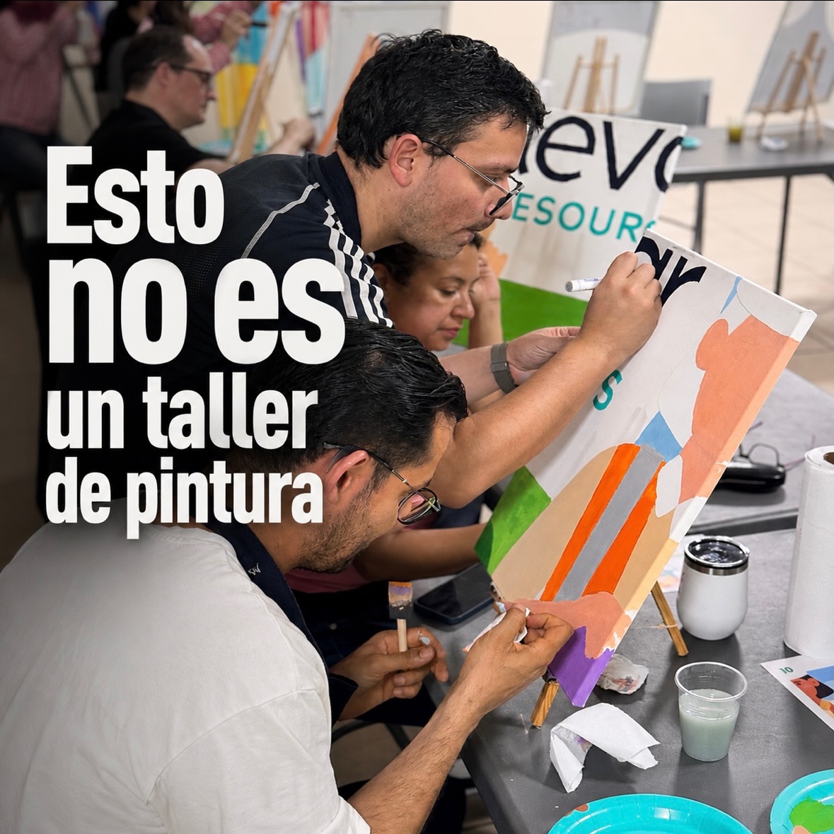 La mayoría de empresas nos contactan pensando que hacemos una actividad creativa.
Pero después entienden que lo más poderoso no es el evento.
Es ver todos los días un mural construido por su propio equipo recordándoles que forman parte de algo más grande.
Eso cambia completamente cómo se siente la cultura dentro de la empresa.