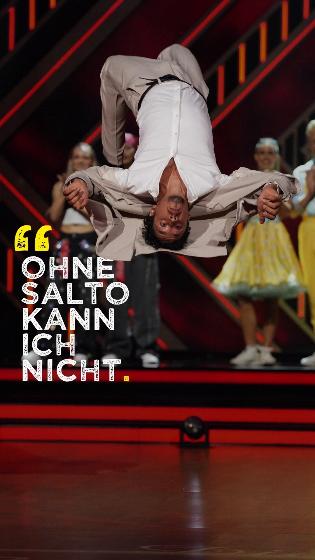 Manche brauchen morgens drei Kaffees, um überhaupt die Augen zu öffnen. Und dann gibt es @rene_casselly ⚡️
Nach seinem spektakulären Einflug bei @letsdance haben wir ihn mal gefragt, wie das mit der Schwerkraft bei ihm eigentlich so läuft. Seine Antwort?
👉 „Du weckst mich um 4 Uhr morgens, dann mache dir einen Salto.“
Während wir also noch nach dem Knopf auf der Kaffeemaschine suchen, ist René schon in der Luft. Dass er „ohne Salto einfach nicht kann“, hat er uns am Freitag eindrucksvoll bewiesen – und in diesem Reel verrät er euch endlich, wie ihr (vielleicht nicht ganz so spontan um 4 Uhr morgens, aber immerhin!) selbst mit dem Training startet.
Vom Studio-Parkett direkt zurück ins Zirkuszelt: Wer Renés Akrobatik-Skills nicht nur im Fernsehen, sondern live und in Action sehen will, sollte sich unbedingt Tickets über den Link in der Bio sichern! 🎪🔥
Foto: RTL / Stefan Gregorowius