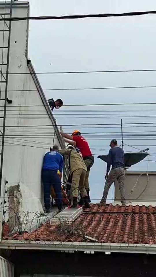 Descarga elétrica deixa trabalhador ferido em telhado de prédio na avenida brasil no bairro Xavier maia, trabalho das equipes se transformou em uma operação de resgate. Matéria completa em instantes no portal acrealerta.com.br