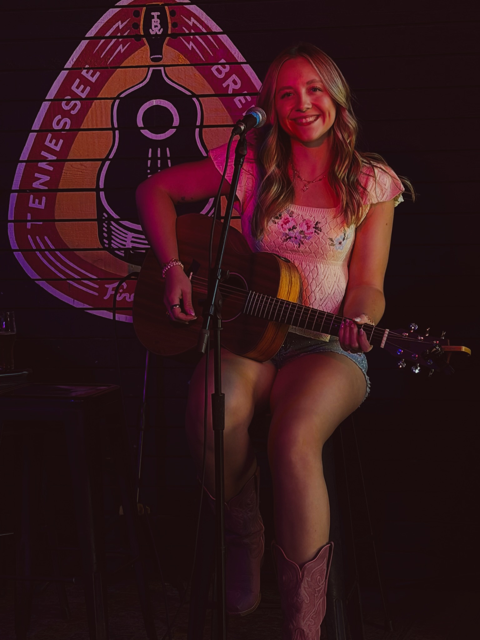 THE BEST way to end my Nashville trip with a @nashvilletourstop round! If you keep scrolling you’ll see the sweetest girl Rosie who came up to me and asked me to autograph a page in her notebook with a pink crayon…literally gonna go soak in the fact that I have the most heart fulfilling job 🎶🎤🫶🏻✨