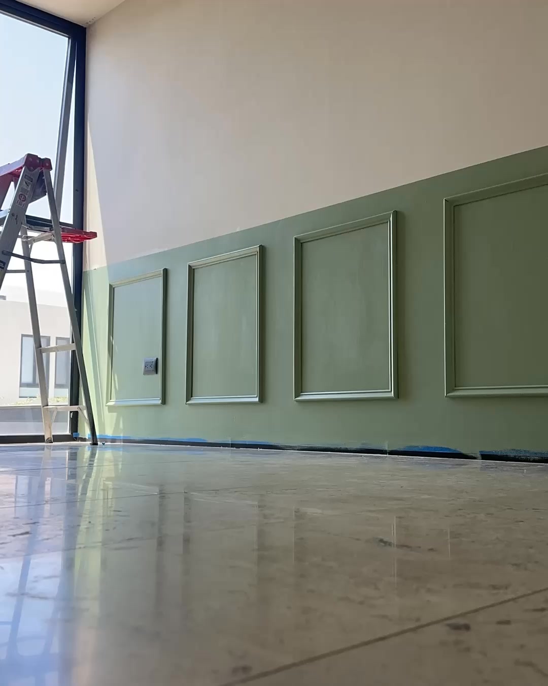 El papel tapiz tiene el poder de cambiar por completo la atmósfera de una habitación en cuestión de horas y es perfecto para elevar tu sala, recámara, home office o comedor.
Te damos estas 5 recomendaciones sobre qué estilo elegir para cada espacio:
1. Sala: Opta por texturas sutiles o patrones geométricos suaves; aportan mucha elegancia sin robarle protagonismo a tus muebles.
2. Recámara: Busca tonos relajantes y motivos naturales, como botánicos o florales, para convertirla en un espacio de descanso.
3. Home office: Elige diseños minimalistas o abstractos. Estimulan la creatividad, pero mantienen un fondo limpio y profesional.�
4. Comedor: Los murales panorámicos o los acabados texturizados son perfectos para crear una atmósfera ideal para las sobremesas.
¿No estás seguro de cuál estilo le va mejor a tu espacio?
📲 Agenda tu cita por WhatsApp al 442 592 6041 y nosotros te asesoramos para elegir el tapiz ideal.
#CasaDecoracion #PapelTapiz #Interiorismo #DecoracionDeInteriores #TransformaciónDeEspacio