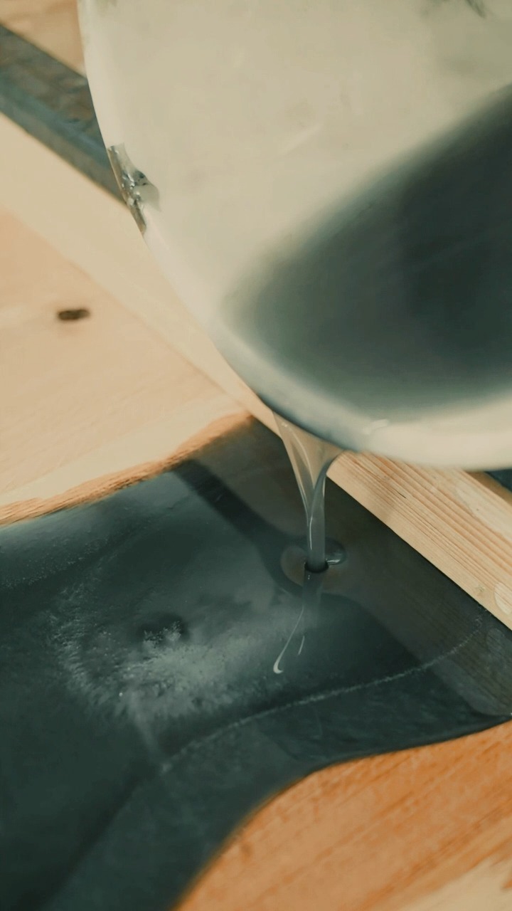 This smoky black resin river table is coming together nicely 👌🖤
Follow us to see this piece all come together soon!
.
.
.
.
#resinwood #resintable #epoxypour #behindthescenes #woodworkingreels