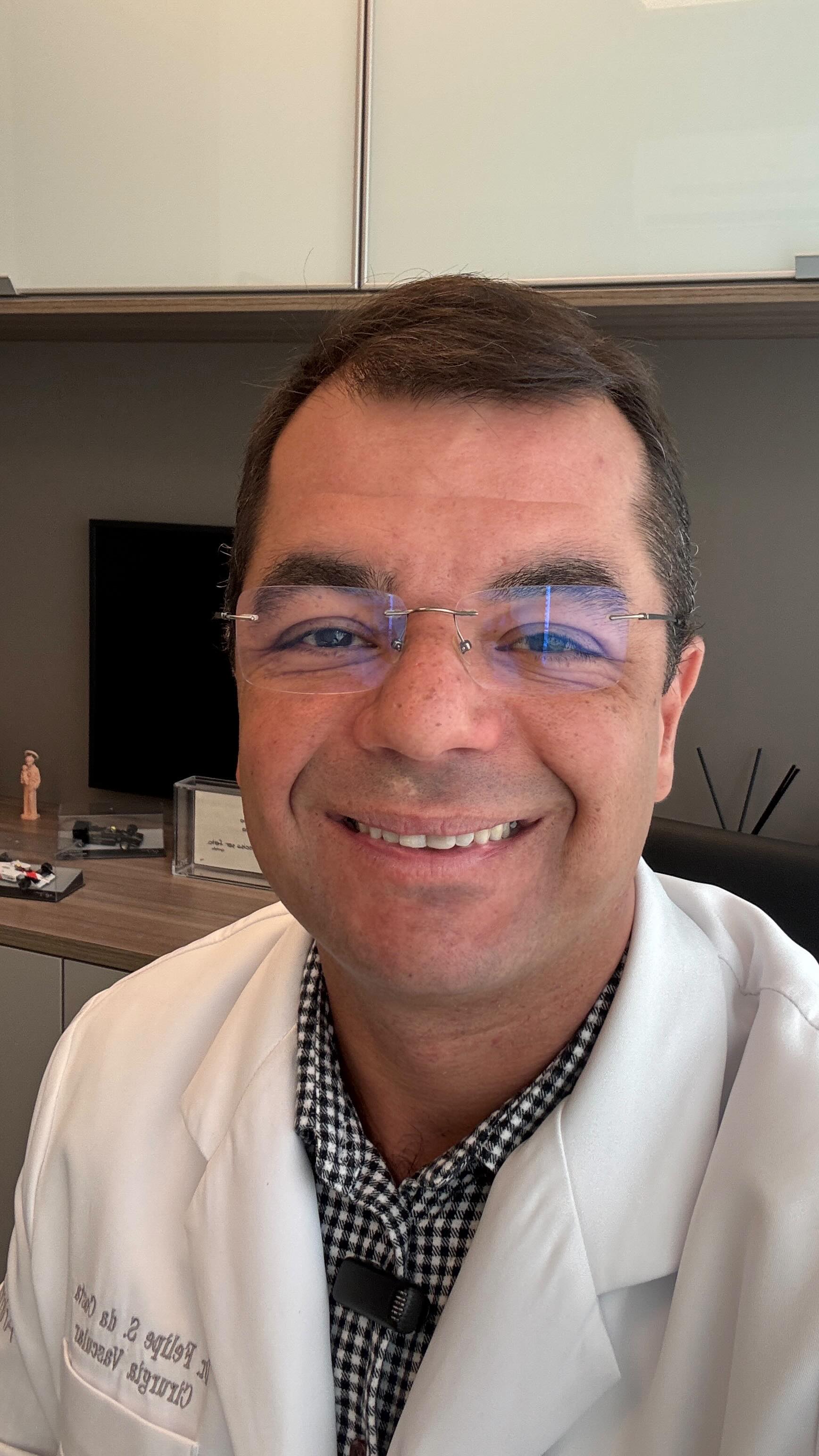 Hormônios podem trazer benefícios importantes quando bem indicados.
Mas também podem aumentar o risco de trombose e outras doenças vasculares em pacientes predispostos.
A avaliação individualizada faz diferença.
Neste vídeo, falo sobre:
• risco vascular relacionado ao uso hormonal;
• fatores de risco que precisam ser avaliados;
• importância da avaliação multidisciplinar;
• e o papel da Medicina baseada em evidências.
Aqui na Anima Cuore, acreditamos em um cuidado integrado entre Cirurgia Vascular, Endocrinologia e Ginecologia, associado a exames vasculares e acompanhamento individualizado.
Porque trombose não é detalhe.
#CirurgiaVascular #Trombose #SaudeVascular #Hormônios #ReposicaoHormonal Anticoncepcional TVP EmboliaPulmonar Angiologia MedicinaBaseadaEmEvidencias FEBRASGO SBACV AnimaCuore