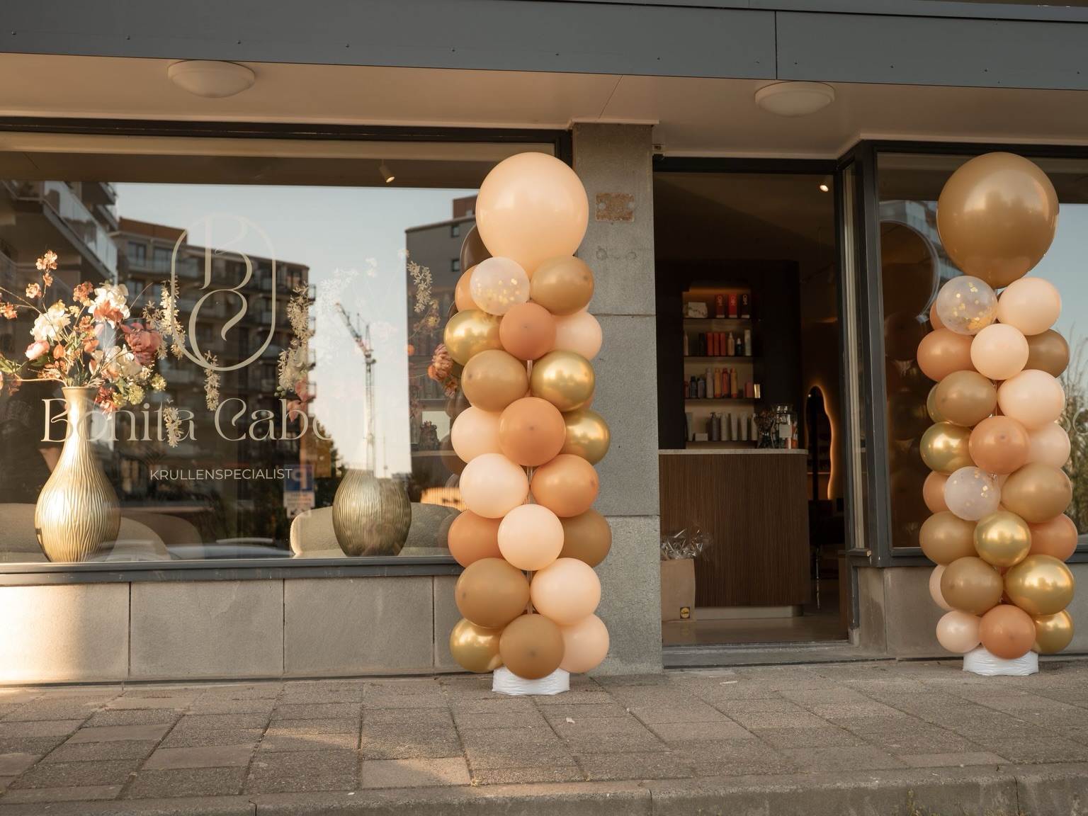 Opening locatie Zwijndrecht 🍾🥂
Een geweldige dag met veel liefde en vanuit mij dankbaarheid! Iedereen die geweest is, super bedankt! Dat waardeer ik enorm. Inmiddels zijn we aan onze 2e week begonnen en we raken steeds meer gewend in de salon. Maar dankzij @murlfotografie kunnen we terug blikken op een fantastische opening. 😍🥰
Dit is deel 1 want er zijn nog veel meer mooie foto’s gemaakt en die wil natuurlijk ook nog met jullie delen 🥳
#openingsalon #bonitacabelloinzwijndrecht #krullenkapperzwijndrecht #nieuwesalonzwijndrecht