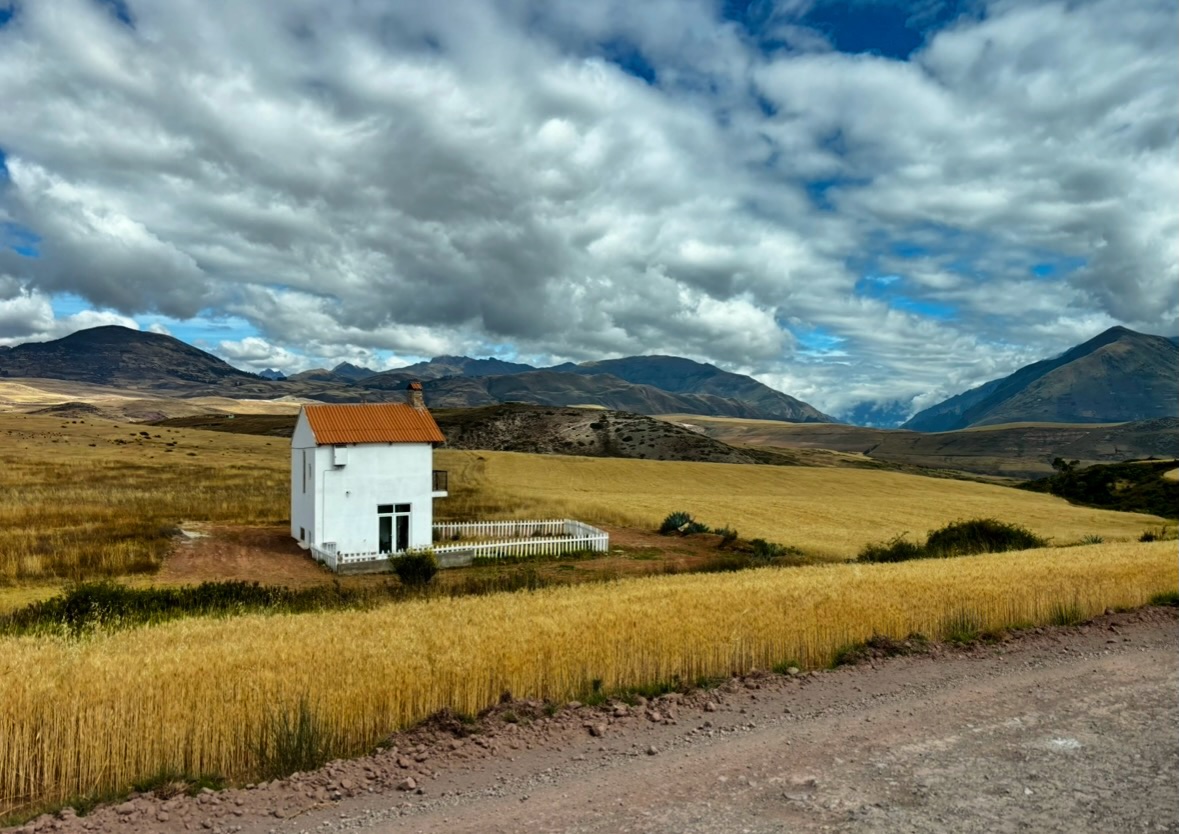 A tiny house in the middle of the Peruvian Andes felt straight out of a dream ⛰️🤍
#Peru #PeruTravel #AndesMountains #SacredValley #TravelPeru