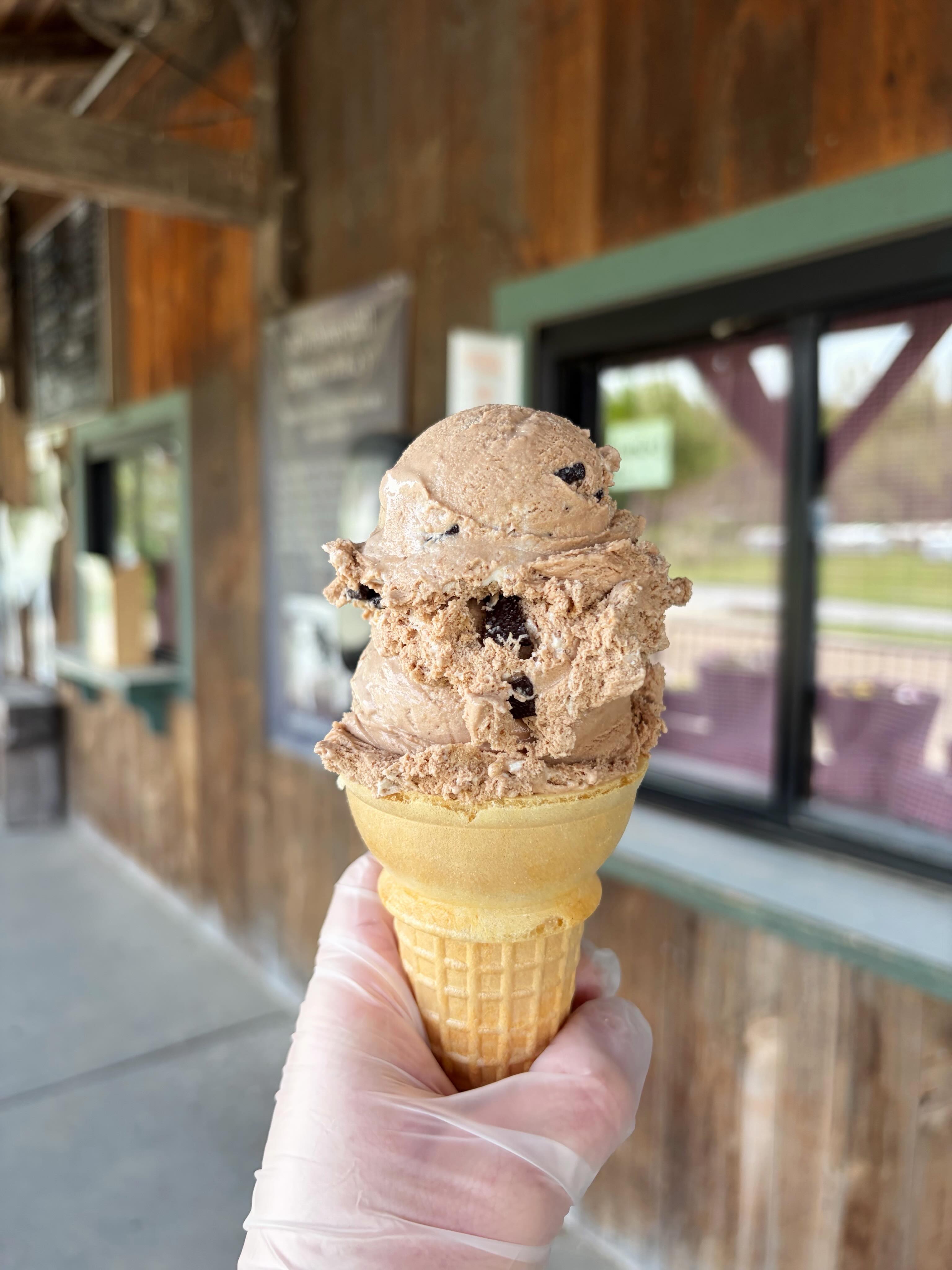 S’mores 🔥
A chocolate graham cracker base with chocolate chips, graham cracker and a marshmallow swirl. Open daily from 12pm - 8pm with new specials often!
*contains gluten