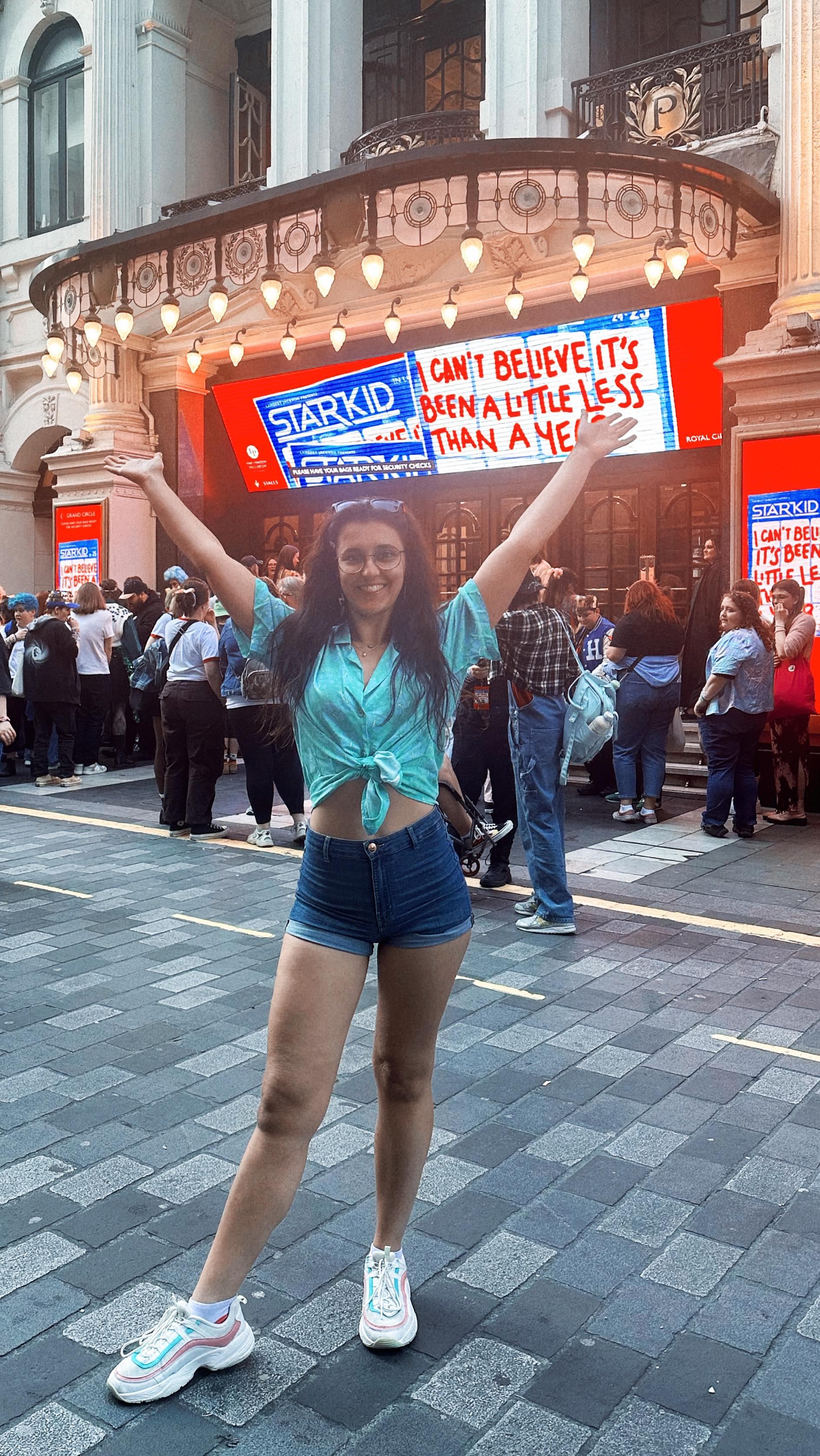 The Guy Who Didn’t Like Musicals opens in the West End this time next week and apparently I’ll be in attendance!?!
I can’t believe it’s been a little more than a year since I saw @therealteamstarkid take the London Palladium by storm and next week I’ll be watching them make their West End debuts on opening night!!! Have you ever heard anything more supermegafoxyawesomehot?
Who else will be heading to Hatchetfield this month?!
#teamstarkid #musicaltheatre #westendtheatre #westenddebut #hatchetfield
