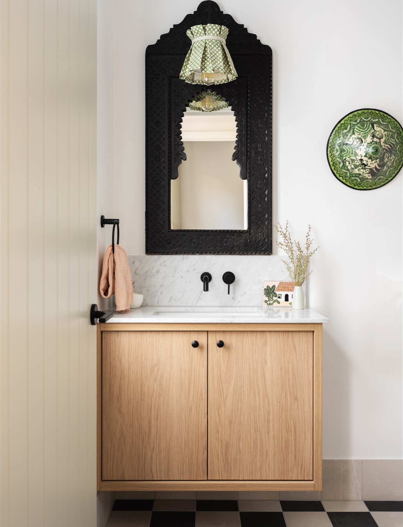 Sometimes the most memorable moments are found in the smallest rooms. A guest bathroom is the perfect opportunity for a little boldness and something unexpected.
#interiordesign #bathroom #guestbathroom #bespokeinteriors #guestbathroom