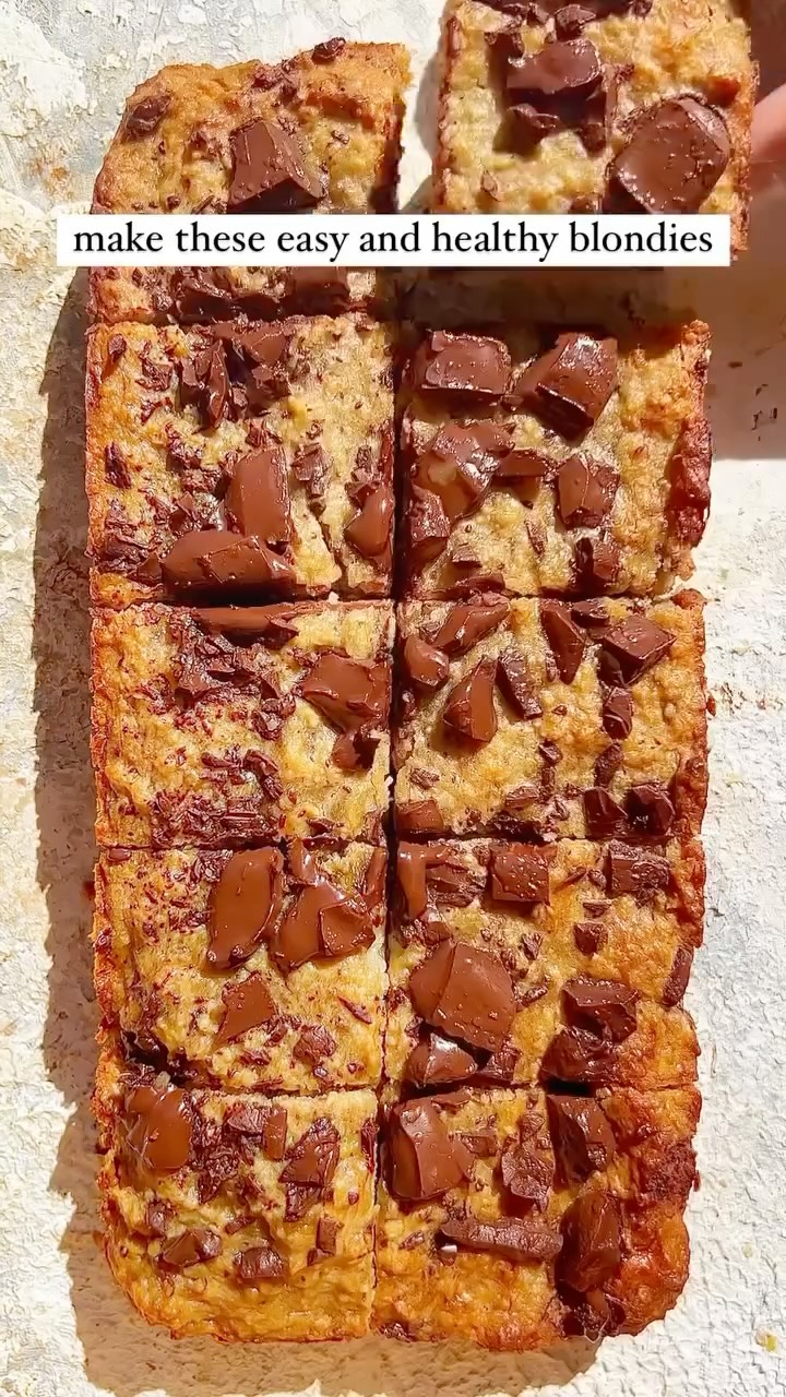 RECIPE BELOW šš½ ā£
š« HEALTHY BLONDIES š« ā£
ā£
It really does not get any easier than this - ā£
ā£
āļø just 6 simple ingredients neededā£
āļø 20 minutes to bake ā£
āļø healthier than your usual blondiesā£
āļø taste is exquisite ā£
ā£
Enjoy! ā£
ā£
ā£
INGREDIENTS ā£
ā£
āŖļø1 large ripe banana, mashed ā£
āŖļø1 egg or 1 flax egg ā£
āŖļø1/4 cup smooth peanut butter ā£
āŖļø1/4 cup maple syrup ā£
āŖļø1 cup oat flour, GF if necessary (blitz up some oats)ā£
āŖļø1/2 tsp baking powder ā£
āŖļø1/4 cup chocolate chips (optional)ā£
ā£
METHOD ā£
ā£
āŖļøPreheat oven 180cā£
āŖļøIn a prepared loaf tin, mix together the wet ingredients (first 4 ingredients) and then the remaining ingredients. Mix well.ā£
āŖļøBake for 15-20 minutes or until a toothpick comes out clean ā£
Credit @doctorbowl š
ā£
#healthyrecipes #quickrecipes #healthysnacks
