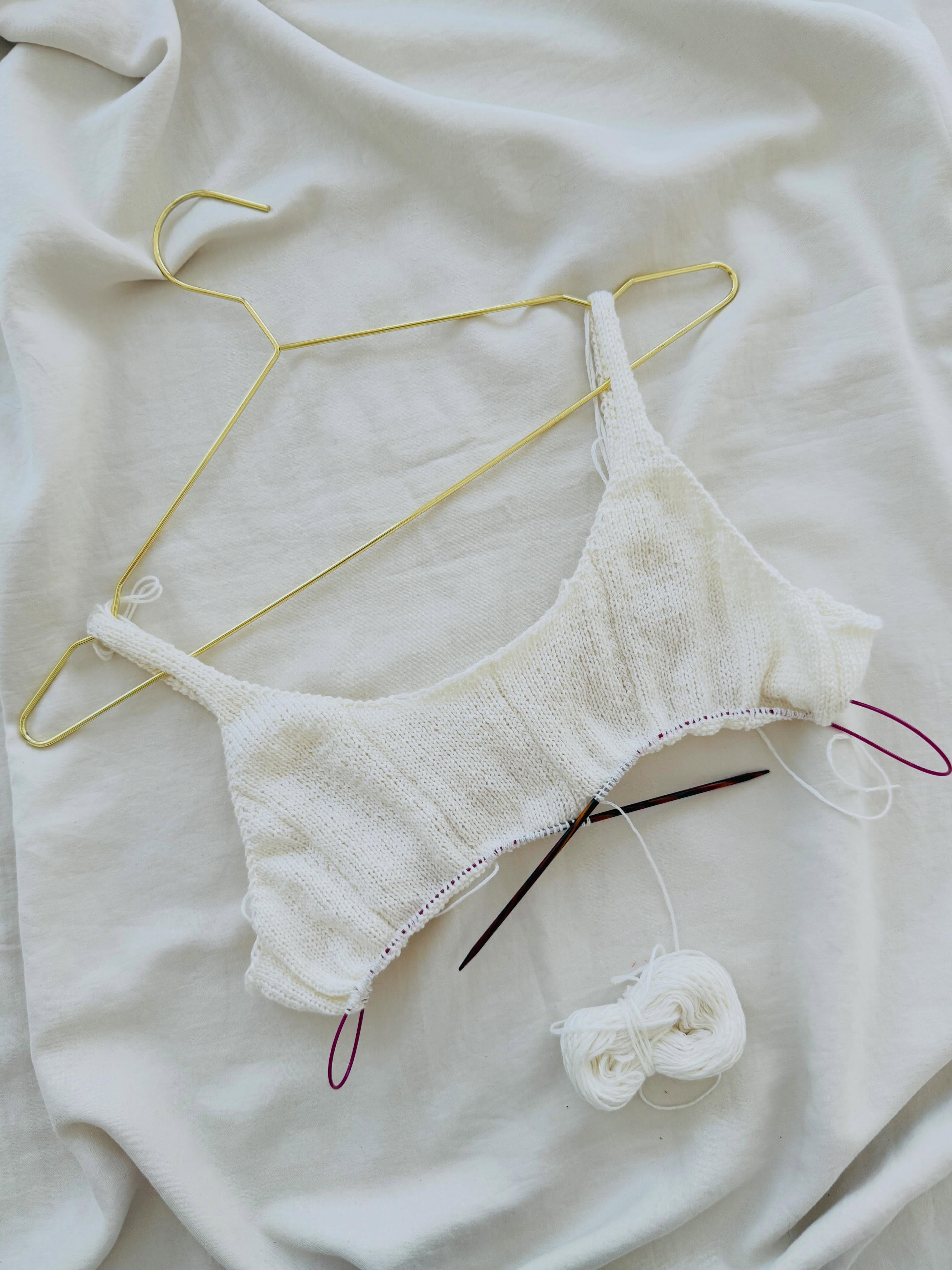 A cute little something for hot summer days 🤩🥰 Or in other words: I love to knit and to design summer knitwear 🤗
.
.
.
Pattern in progress by me - #electrinetop - and coming by the mid of July 💗
.
Yarn: Summer Cashmere in Weiss by @lanagrossa
.
Advertising
.
#knitting #knittinglove #knittingaddict #stricken