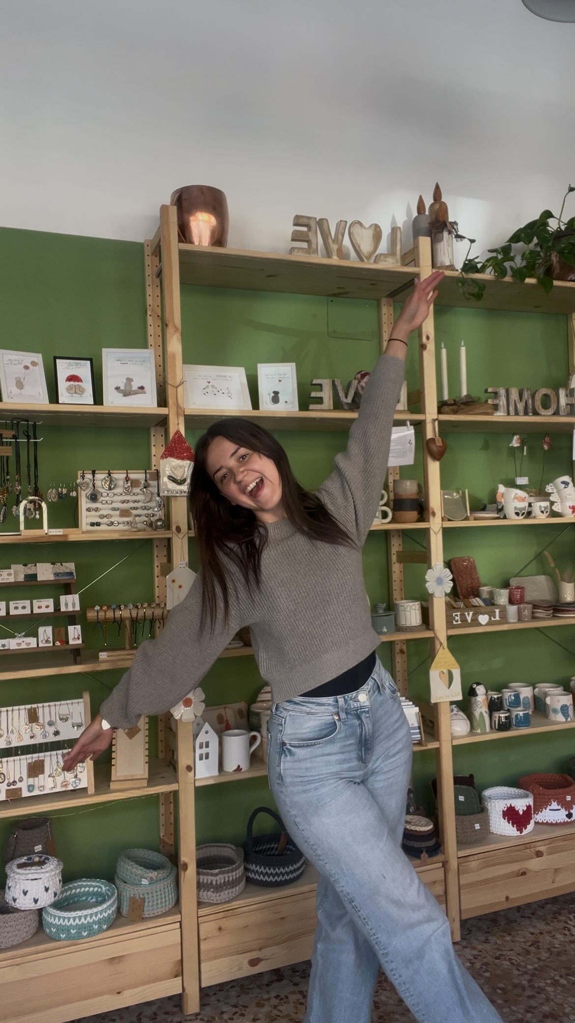 ✨ Tutto è iniziato da un incontro ad un mercatino… e da lì sono nati i nostri workshop di ceramica.
Insieme a Simona vi guideremo in un’esperienza fatta di argilla, creatività e relax, anche se è la vostra prima volta.
Da quest’anno sono disponibili anche workshop privati per:
• compleanni
• addii al nubilato
• creazione delle vostre bomboniere per eventi speciali ✨
📍Nel nostro negozio
📩 Scrivici in DM per info e prenotazioni.