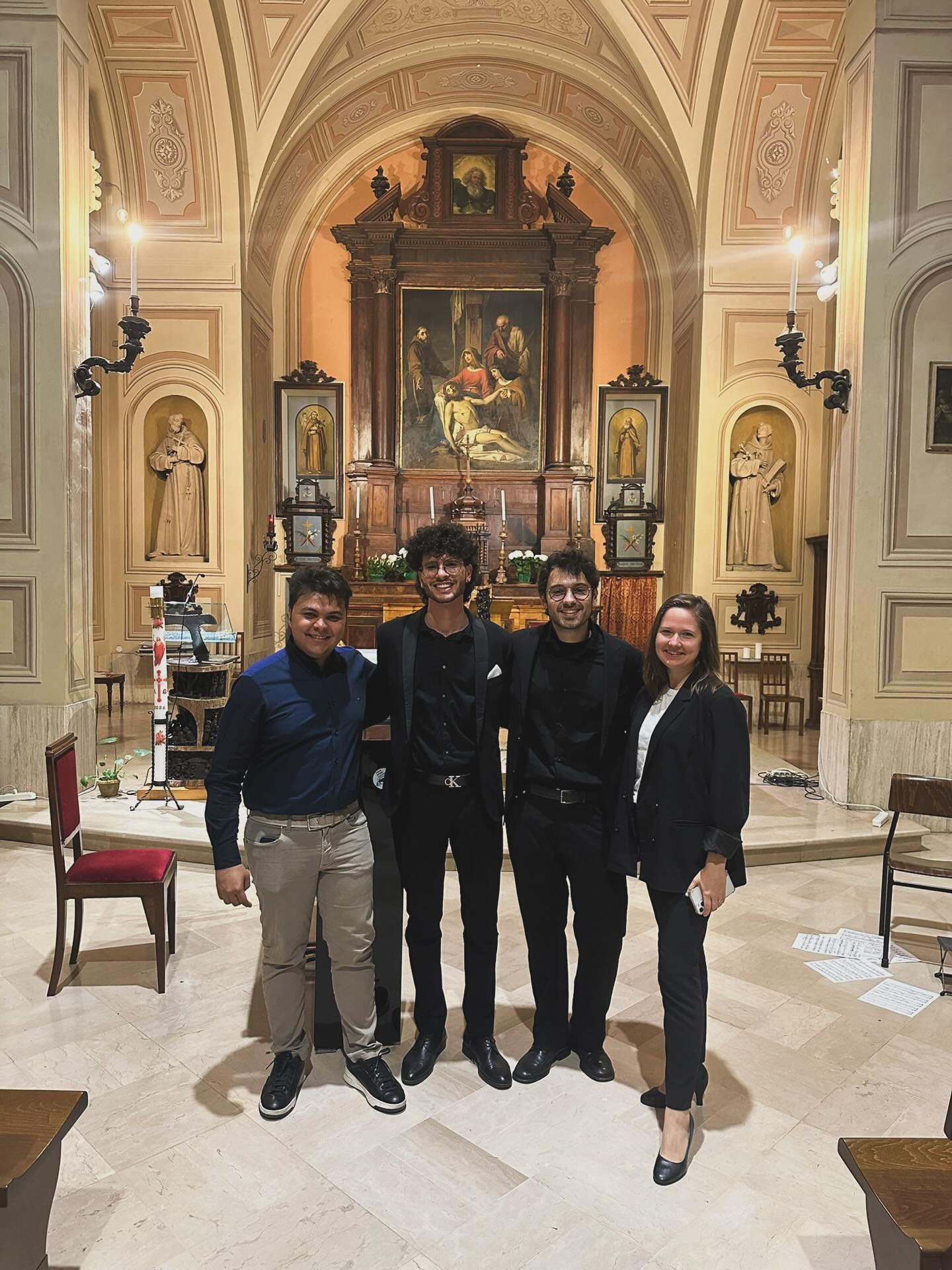 Si è conclusa con grande successo la stagione primaverile del Gala Music Festival a Imola đą
Il 2 maggio, nella Chiesa dei Frati Cappuccini, il Duo Margotti â Caputo ha regalato al pubblico una serata elegante e intensa, dedicata alla musica da camera per flauto e chitarra.
Il programma ha attraversato il lirismo e il virtuosismo di Mauro Giuliani con il celebre Gran Duetto Concertante, fino ai colori e alle atmosfere della Suite EspaĂąola di Isaac AlbĂŠniz con Granada e Asturias.
Ad arricchire il concerto è stato lâinterludio pianistico del giovane talento bolognese Alexander Gollini, per il terzo anno consecutivo laureato del prestigioso @premio.alberghini, con musiche di Schubert e Mendelssohn.
Grazie al pubblico di Imola per aver condiviso con noi questa stagione di musica e bellezza.
#galamusicfestival #imola #musicaclassica