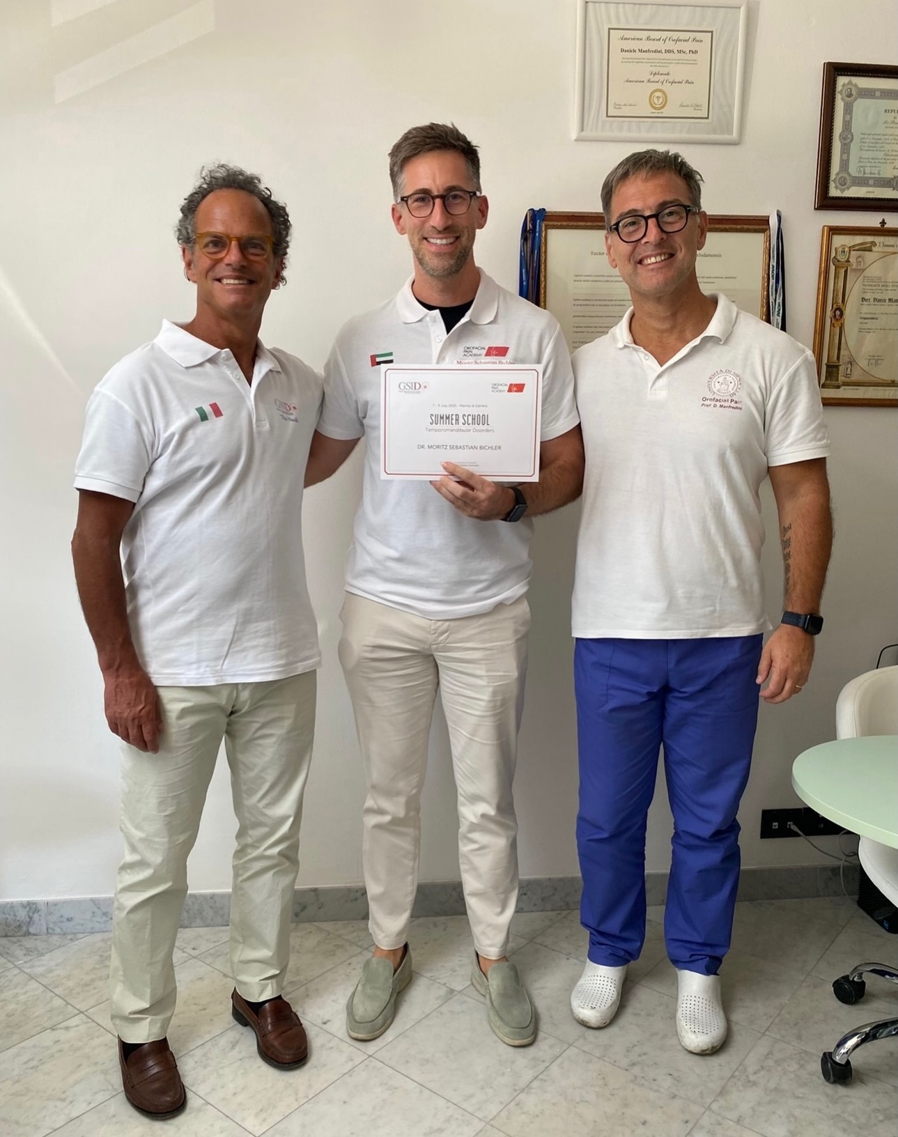 Continuous learning is part of delivering truly high-quality dentistry.
I spent an intensive week in Italy at the institute of Prof. Daniele Manfredini—one of the world’s leading experts in TMJ disorders and orofacial pain. In a small, focused group setting, we examined and treated complex cases daily, gaining deep insights into diagnosis and management.
I’m always on a mission to train with the very best specialists worldwide—and I have to say, I also always enjoy spending time in Italy 🇮🇹🍝🍕
#TMJ #DentalSleepMedicine #ContinuousEducation #Dentistry #Prosthodontics ExcellenceInDentistry