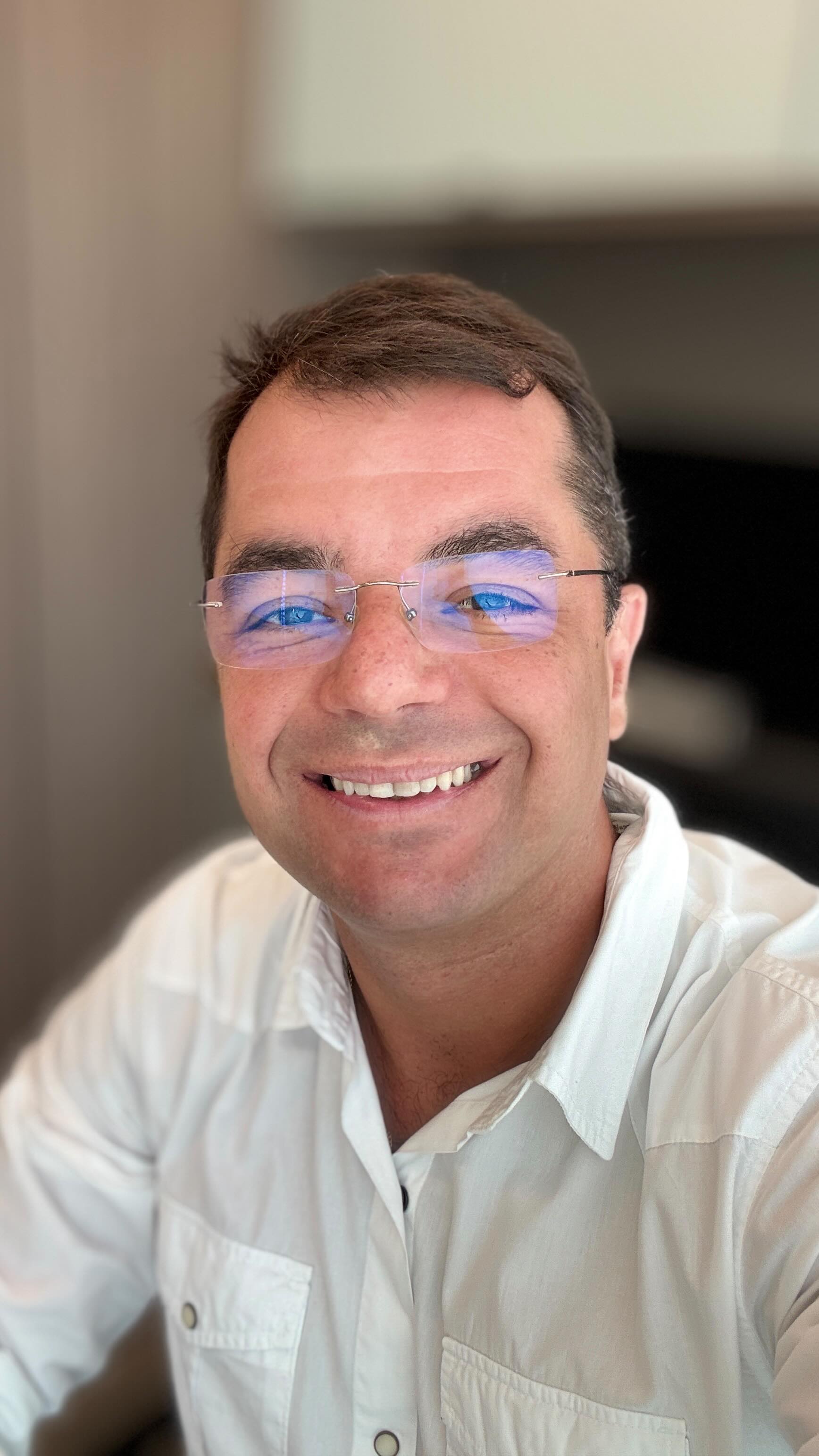 Muita gente acredita que a meia melhora diretamente a performance esportiva. Mas as evidências mais atuais mostram outra coisa:
➡️ O principal benefício parece estar na RECUPERAÇÃO muscular pós-exercício.
Estudos demonstram redução de dor muscular tardia, sensação de fadiga e desconforto após treinos intensos, especialmente em corredores, ciclistas e atletas com alta carga de treinamento.
A hipótese fisiológica envolve:
✔️ melhora do retorno venoso;
✔️ redução do edema muscular;
✔️ menor acúmulo de metabólitos inflamatórios relacionados ao dano muscular do exercício.
Importante:
isso NÃO significa que toda pessoa que faz atividade física precise usar meia de compressão.
Para atletas de alta demanda, pode ser uma ferramenta útil de recuperação.
Para praticantes recreativos, o uso deve ser individualizado — principalmente quando há sensação de peso, inchaço, insuficiência venosa ou desconforto nas pernas.
Compressão não é moda.
É fisiologia aplicada com indicação correta. Concorda @lupais.tri 😉😘🏊♀️🚴🏻♀️🏃🏻♀️
@ironmantri #ironman
📚 Fontes:
• ESVS 2022 Clinical Practice Guidelines on Chronic Venous Disease
• Brown F et al. Sports Medicine, 2017
• Hill J et al. International Journal of Sports Physiology and Performance, 2014
• Engel FA et al. Journal of Strength and Conditioning Research, 2016
• Born DP et al. Sports Medicine, 2