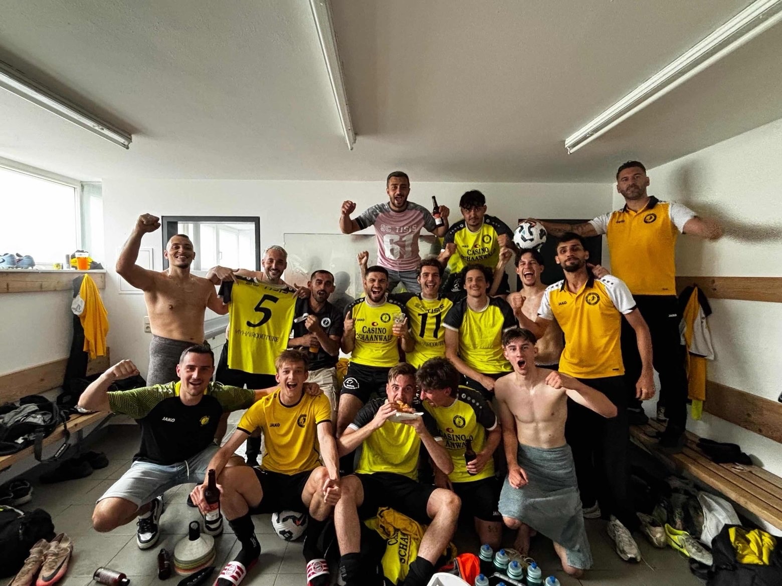 LANDESLIGA – WIR KOMMEN! 🏆🔥
Mit dem starken 0:5-Auswärtssieg am Sonntag gegen Egg hat der SC Tisis den Aufstieg in die Landesliga fixiert! 🖤💛⚽️
Eine lange und intensive Saison, geprägt von harter Arbeit, Teamgeist und großem Einsatz, wird damit belohnt. Die Mannschaft hat Woche für Woche alles gegeben und sich diesen Erfolg gemeinsam verdient. 🙌
Ein riesiges Dankeschön gilt auch unseren Fans und Unterstützern, die uns die ganze Saison über begleitet und immer hinter uns gestanden sind – egal ob zuhause oder auswärts! 🖤💛
Doch unser Weg ist noch nicht zu Ende: In den letzten Spielen werden wir weiterhin alles geben und bis zum Schluss um den Meistertitel kämpfen! 💪🔥
#sctisis #Aufstieg #Landesliga #Meisterkampf #TeamSpirit
