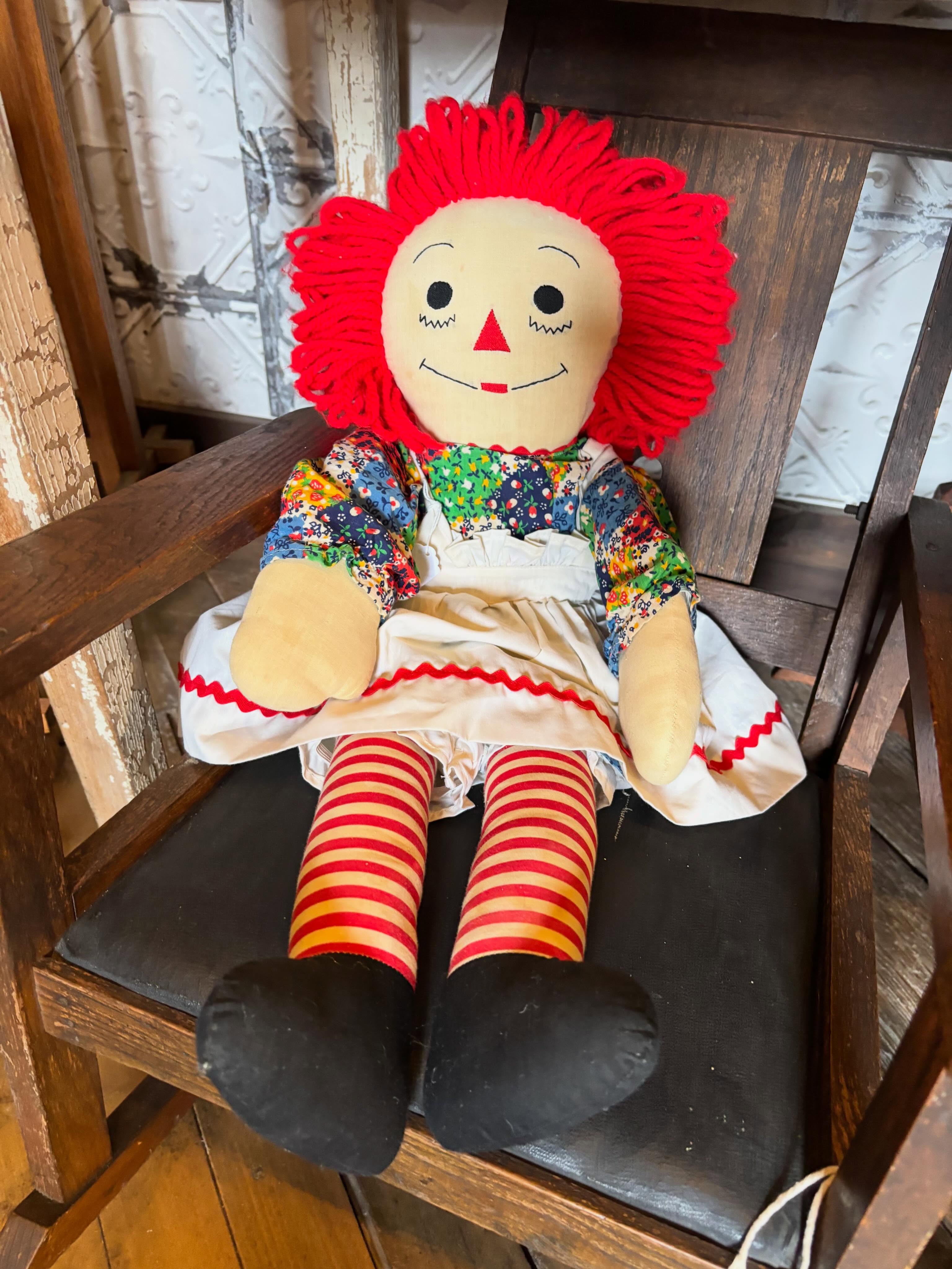 Raggedy Ann has taken up residence in my booth at Dutch Lady Antiques in Nappanee, IN as well as a plethora of other new treasures. Come on in and see what’s new (with old stuff). #junkismylife #raggedyann #vintage #vintagedecortour #welcomehomevintagetour