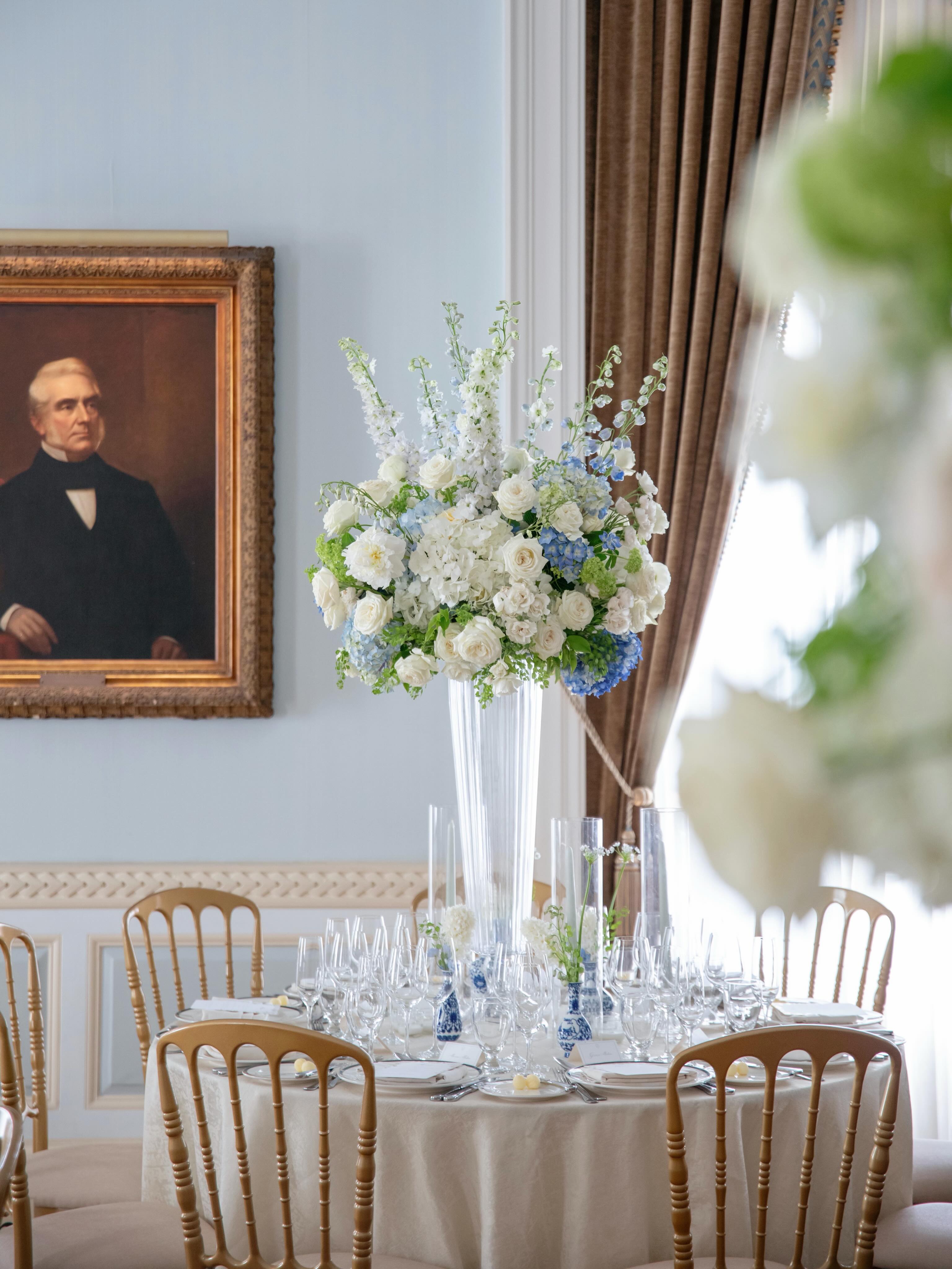 Wedding Florals at the Union Club of NYC
.
#UnionClubWedding #BlueAndWhitePorcelain #ChinoiserieWedding #NYCWeddingFlorit #LuxuryWeddingFlowers ClassicWeddingInspiration NewYorkWedding WeddingCenterpieces