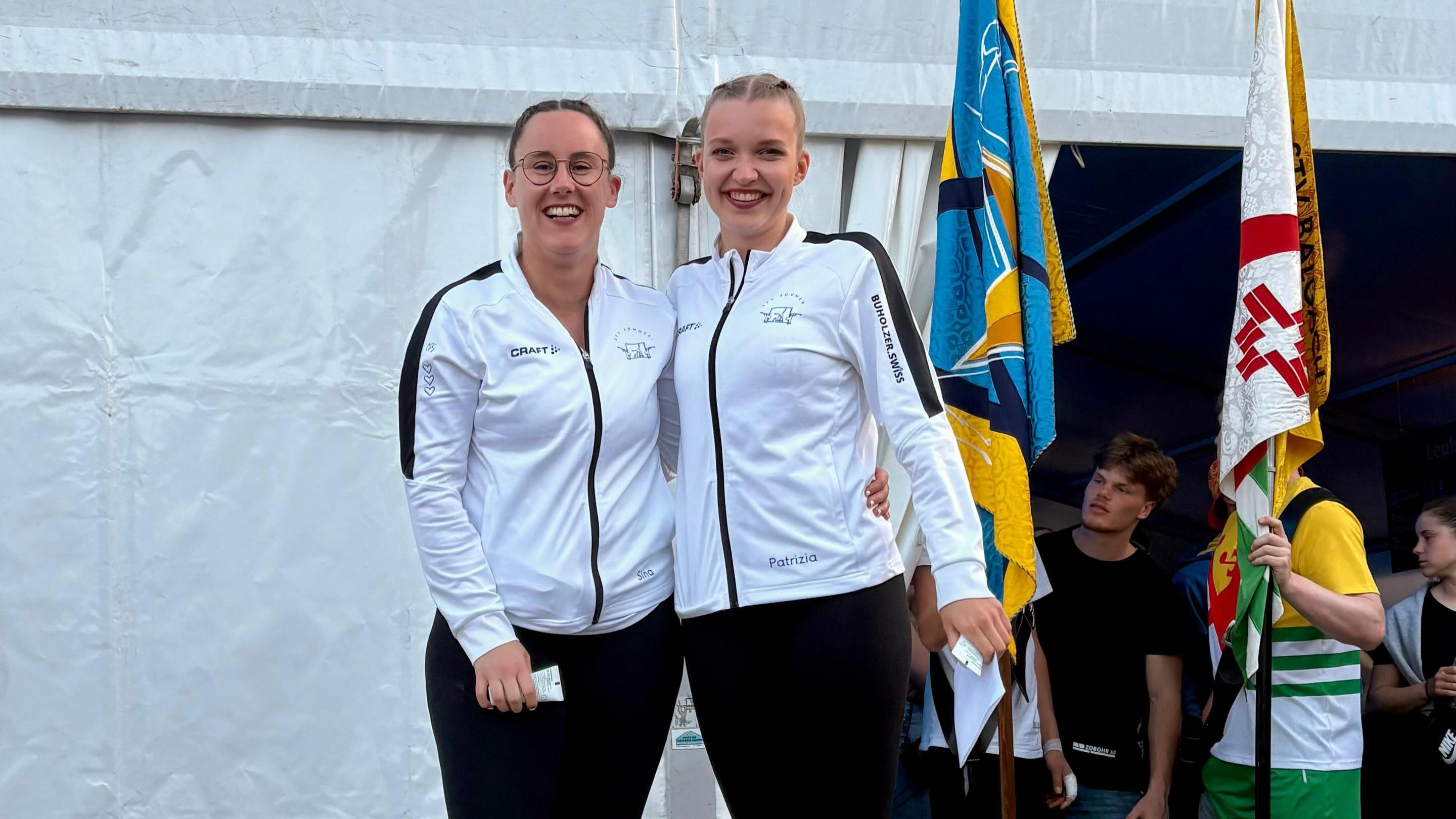 Üsi beide Paar hend am Leubergcup ihres Beste zeigt und Hammer Resultat chönne erziele!🤩💪🏻
Üses Gymnastikpaar Celine und dPatrizia het sich dä Sieg mit dä unglaubliche Note vo 9.98 chöne hole!🤩 🥇 🥳
Im Paaraerobic hend dSina und dPatrizia mit dä super Note vo 9.800 chönne dä 3. Rang erreiche. 🥉
Die drü sind unglaublich stolz und freued sich zum nomol Gas zgeh, bis es denn as Turnfest goht!😊💛🖤
#sieg#wasfürentag#gym#aerobic#paarestvsommeri