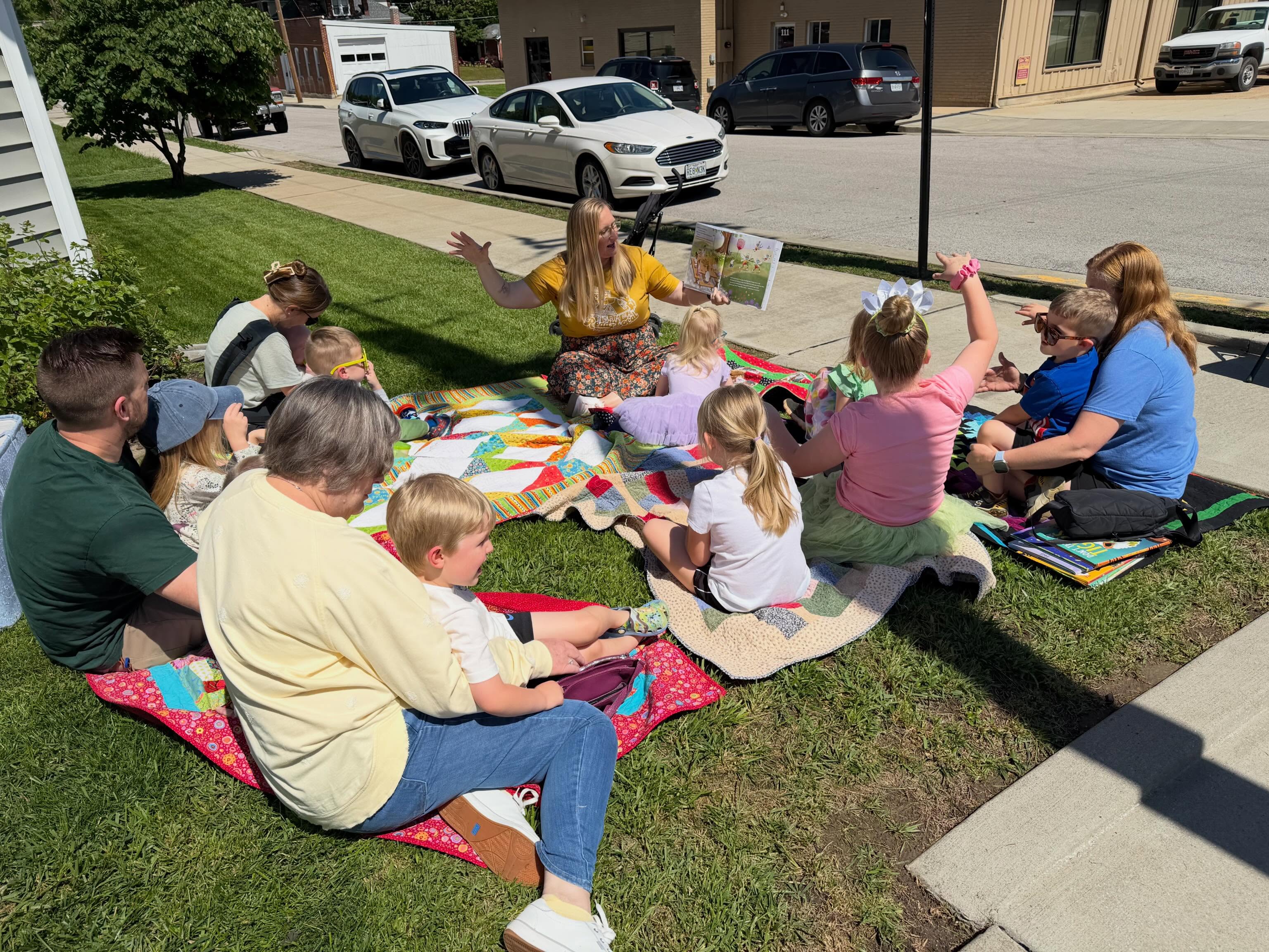 We celebrated MOM at Saturday Storytime last weekend — in a special spot! Thanks to Shannon Neier for reading to us! We’ll be back in the front yard again this Saturday when @washingtonfire brings the 🚒 to read Sherri Rinker’s new book illustrated by A.G. Ford, “Construction Site: Firefight!” Everyone is welcome! Join us at 11 am! #community #indiebookshop