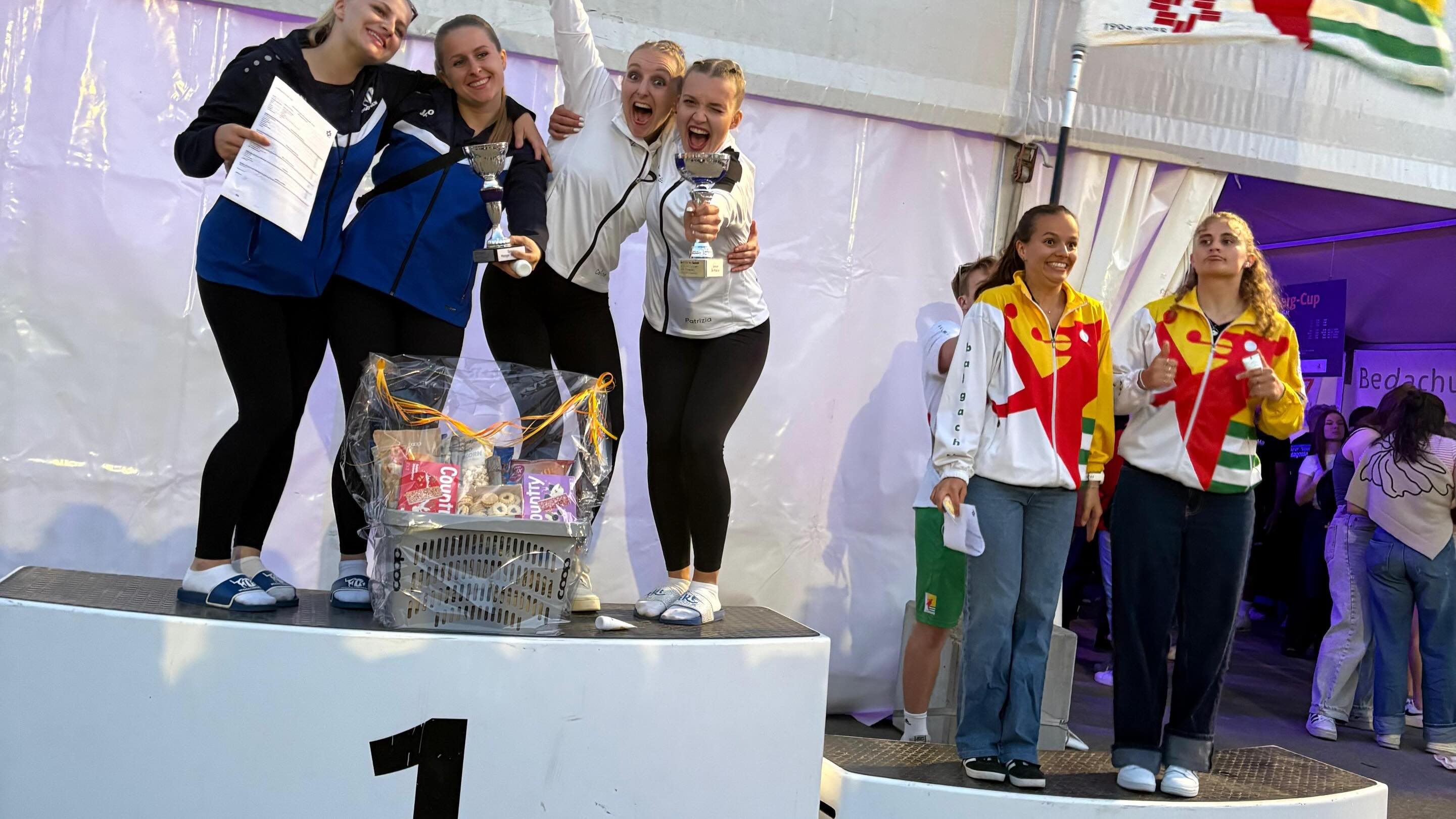 Üsi beide Paar hend am Leubergcup ihres Beste zeigt und Hammer Resultat chönne erziele!🤩💪🏻
Üses Gymnastikpaar Celine und dPatrizia het sich dä Sieg mit dä unglaubliche Note vo 9.98 chöne hole!🤩 🥇 🥳
Im Paaraerobic hend dSina und dPatrizia mit dä super Note vo 9.800 chönne dä 3. Rang erreiche. 🥉
Die drü sind unglaublich stolz und freued sich zum nomol Gas zgeh, bis es denn as Turnfest goht!😊💛🖤
#sieg#wasfürentag#gym#aerobic#paarestvsommeri