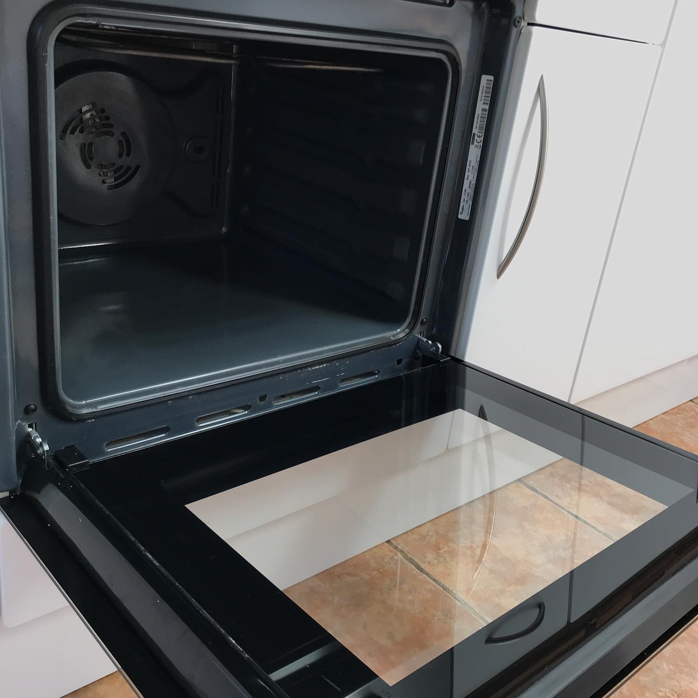 Devastated I didn't take a before picture because it did not look like this! I always thought professional oven cleaning was some unattainable skill with special equipment, a van with a magic tank, chemicals and knowledge. It was only last year when I was doing a deep clean and an oven cleaner was there, that I realised that it needn't be anything of the sort. He was using the same cleaning paste I use in my kit anyway, a cloth, a brush and a glass scraper. He showed me how to clean ovens there and then and it's elbow grease more than anything. I'm still training at the moment, but I'll be offering an oven cleaning service to my clients in the near future 🧽✨