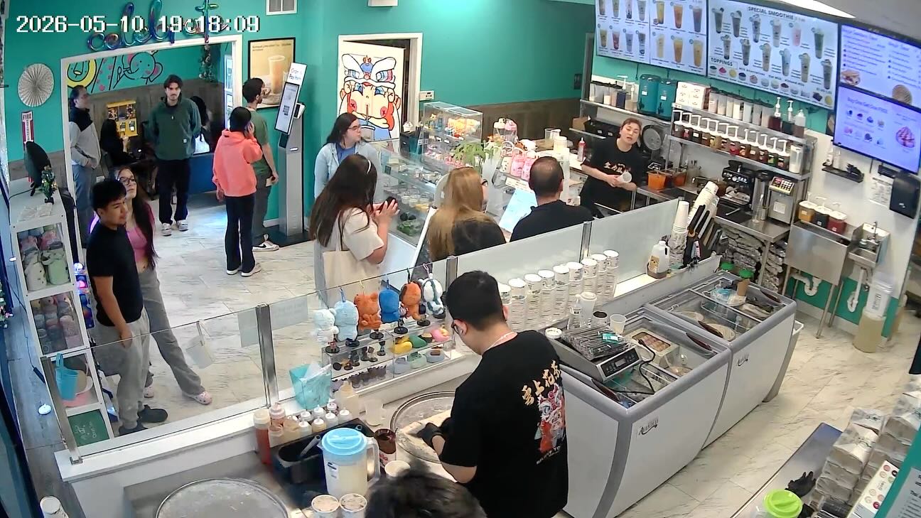 Mother’s Day rush at Coco Roll’s 💐🔥
Packed lobby.
Non-stop orders.
Fresh rolled ice cream all day long 🍨
Thank you to everyone who came in to celebrate Mother’s Day with us today 🤍
We truly appreciate the patience, support, and love during the rush.
Seeing families and friends filling up the shop all day made this holiday extra special for us.
📍Coco Roll’s
5 Crystal Lake Plaza, Crystal Lake, IL 60014
#CocoRolls #MothersDay #RolledIceCream #BubbleTea #CrystalLakeIL DessertShop MilkTea ThaiRolledIceCream IceCreamLovers BobaTea