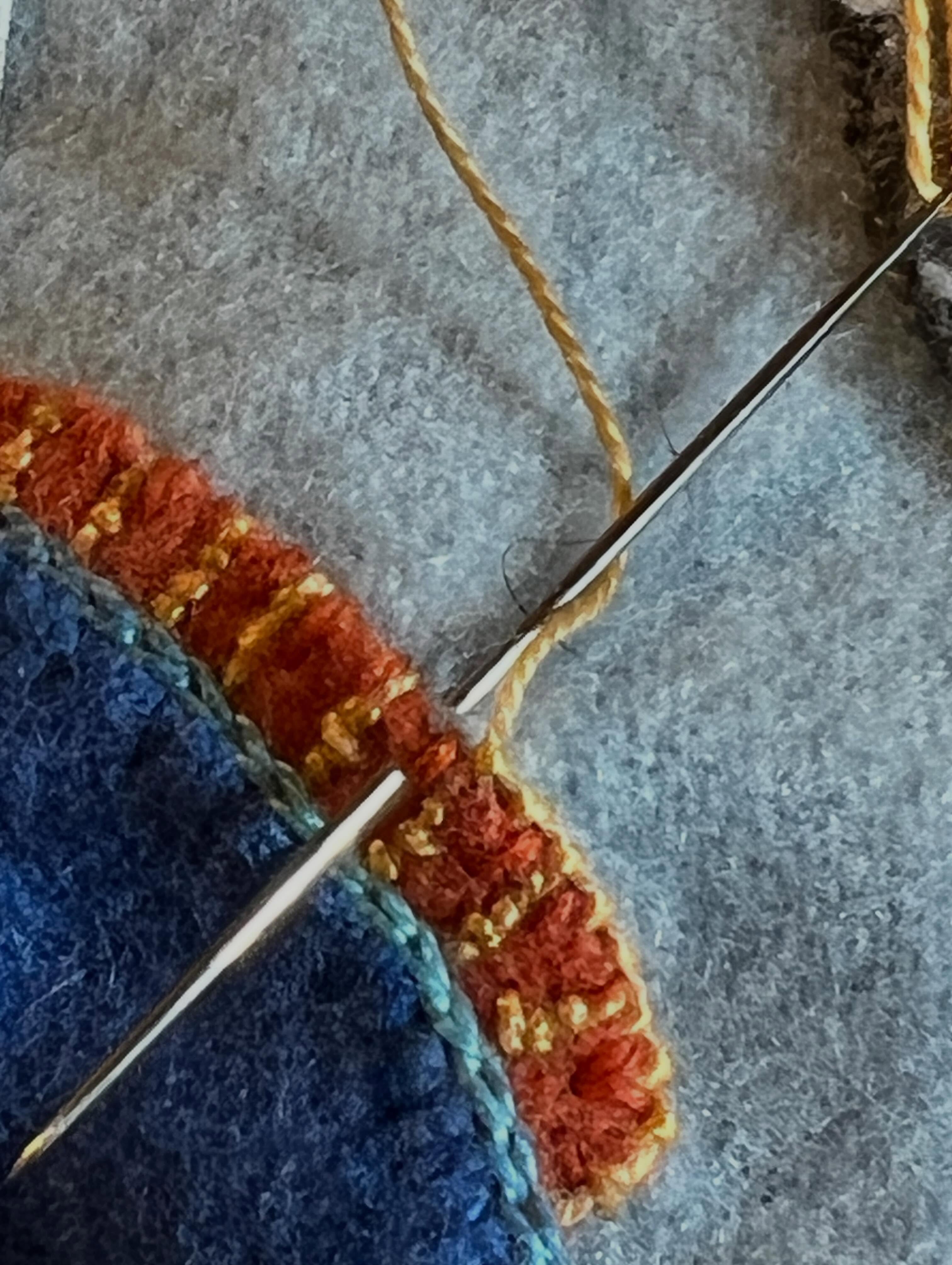 Why have I always though #coralstitch is tricky? Not so tricky at all and what a lovely border to this fin 🐠🐋. And those barnacles are just the best thing ever on my grand old whale. Every piece I stitch on #tradewindsquilt is just the best.