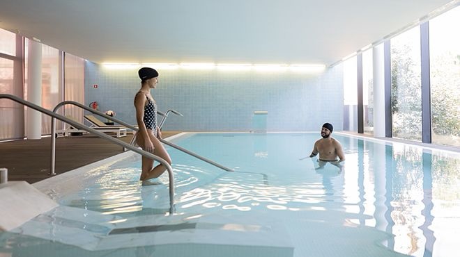 Se procura elevar a sua experiência de descanso e bem-estar durante a sua estadia na Quinta dos Encados, temos uma sugestão perfeita ✨🏊🏽♂️
A apenas 15 km da nossa quinta, as Termas das Taipas (@taipastermal ), no concelho de Guimarães, oferecem um refúgio único dedicado ao relaxamento e à saúde. Aqui poderá desfrutar do circuito termal, massagens e diversos tratamentos pensados para revitalizar corpo e mente.
Depois de um dia rodeado pela tranquilidade e natureza da Quinta dos Encados, nada melhor do que complementar essa sensação com momentos de puro bem-estar nas termas.
Fotos: Taipas Termal
__
EN
If you’re looking to elevate your rest and wellness experience during your stay at Quinta dos Encados, we have the perfect suggestion ✨
Just 15 km from our estate, the “Termas das Taipas”, offer a unique retreat dedicated to relaxation and health. Here, you can enjoy the thermal circuit, massages, and a variety of treatments designed to revitalize both body and mind.
After a day surrounded by the peace and nature of Quinta dos Encados, there’s nothing better than complementing that feeling with moments of pure well-being at the spa.
Photo: Taipas Termal
#QuintaDosEncados #AlojamentoLocal #TermasDasTaipas #Relax #WineTourism