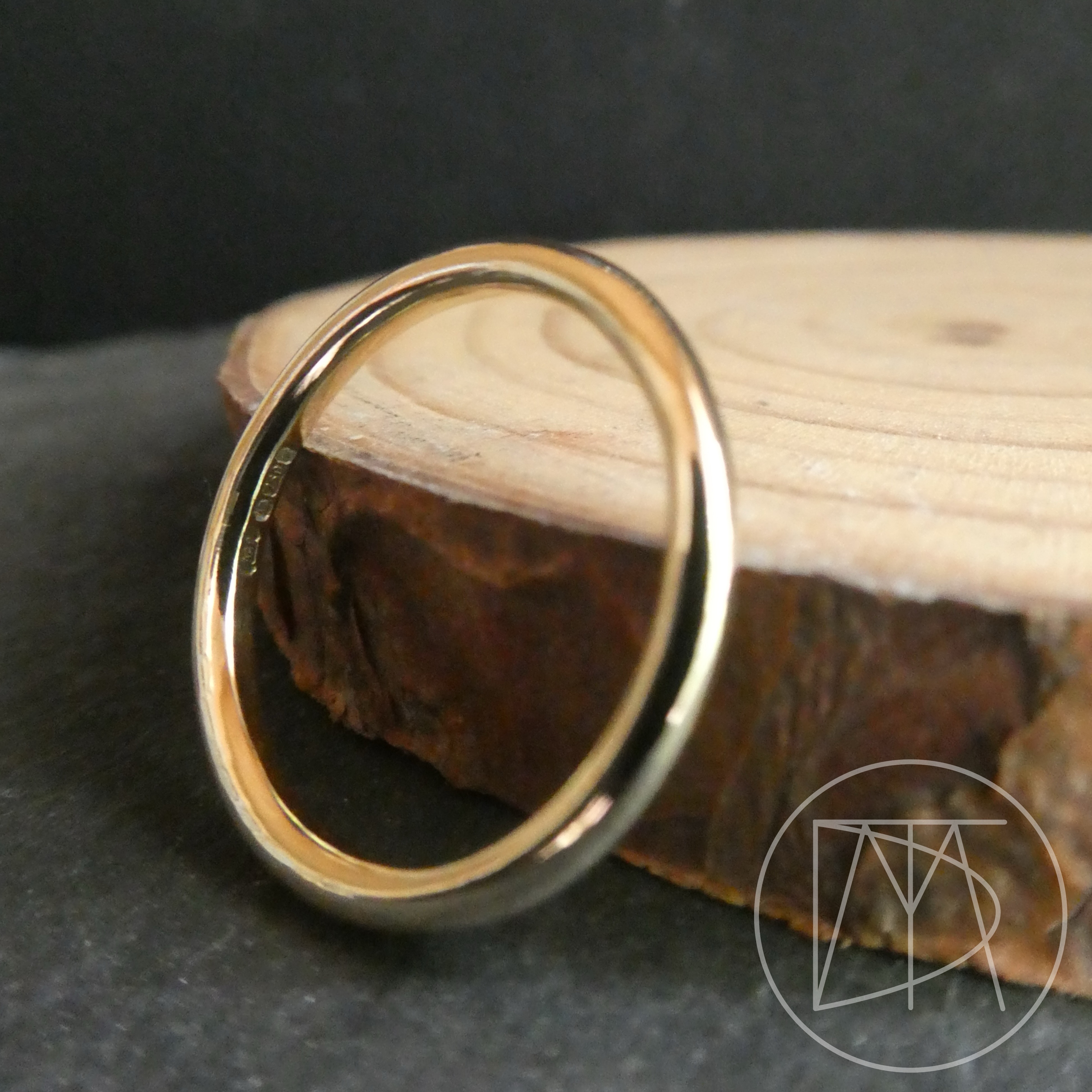Sometimes a memorial ring can be as simple as this, an 18ct gold band fits perfectly beside an existing band. Secretly holding the ashes of a loved one
#ashesring #memorialring #goldring #grief #love