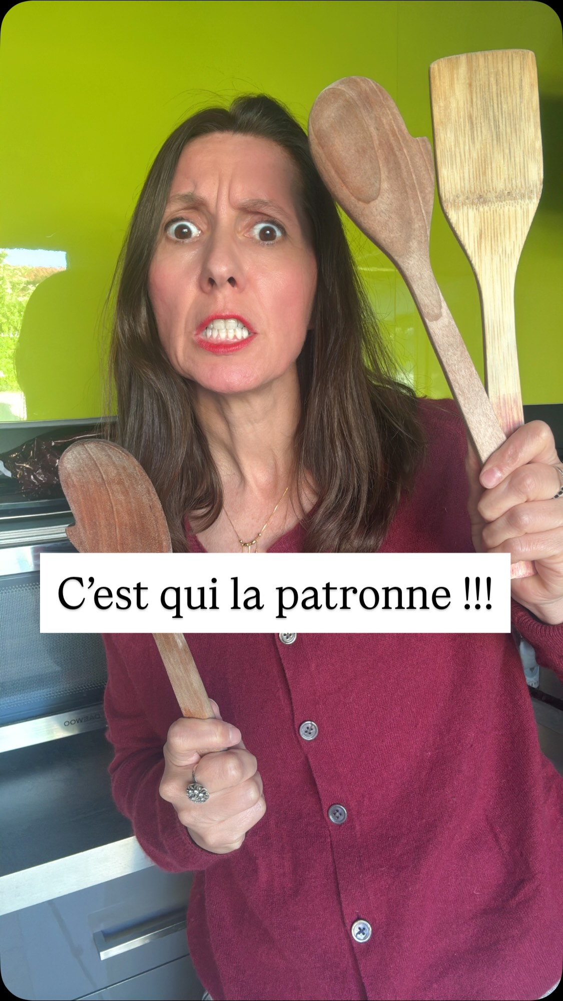 Tu n’es pas censée être l’assistante personnelle de tes objets. 😅
Quand tu passes ton temps à déplacer des choses, ranger des choses, chercher des choses, nettoyer des choses… ce n’est plus de l’organisation.
C’est de la gestion d’encombrement!
Et souvent, le vrai problème n’est pas le rangement.
C’est qu’il y a tout simplement TROP d’objets à gérer.
Le fameux :
👉 “ça peut servir”
👉 “je l’ai payé cher”
👉 “je vais peut-être m’en resservir un jour”
Résultat ?
Des placards pleins.
Une charge mentale énorme.
Et cette impression de ne jamais réussir à reprendre le dessus.
La vraie solution, ce n’est pas d’acheter encore une boîte ou un organisateur de tiroir Pinterest 😅
C’est de faire un vrai tri en profondeur.
Laisser partir ce qui ne sert plus.
Donner une seconde vie aux objets afin qu’ils redeviennent utiles.
Et surtout… arrêter de faire entrer chez soi des “petites merdouilles” inutiles à chaque course, balade ou voyage 😂
Parce qu’un objet qui entre chez toi prendra :
✔ de la place
✔ de ton énergie
✔ de ton temps
✔ de ta charge mentale
Alors avant d’acheter, pose-toi cette question :
“Est-ce que cet objet va vraiment améliorer ma vie… ou juste encombrer une étagère de plus ?”
Allez dis moi : Quel objet ne t’as pas servi depuis plusieurs années et pourtant il squatte ton appartement ?
Tu peux partager cette petite video si tu penses qu’elle servira a quelqu’un ou qu’elle fera sourire une personne 🤣
Sandra, ta Home Organiser passionnée ❤️
#Desencombrement #HomeOrganizer #OrganisationMaison #ChargeMentale #minimalismerealiste