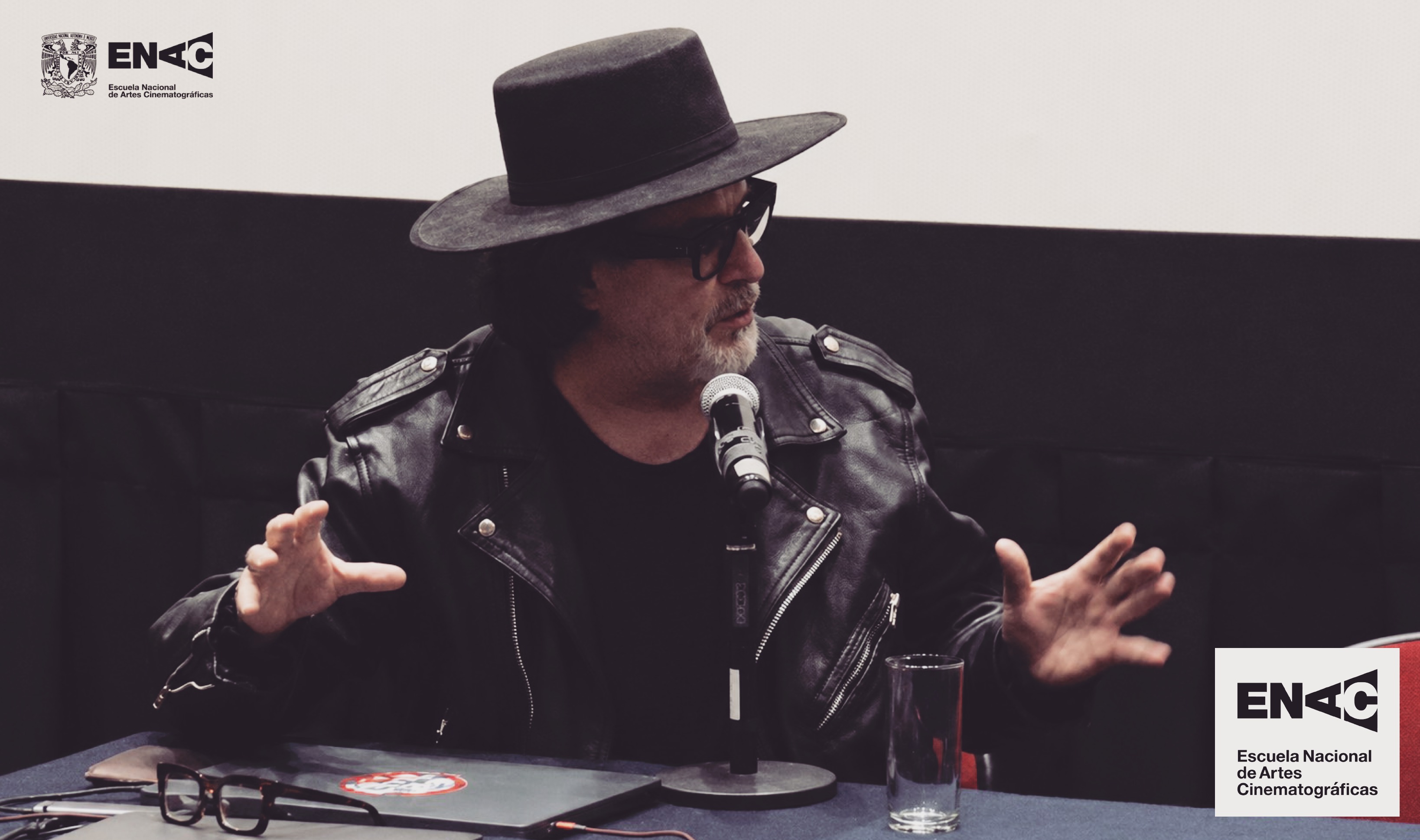 Ayer estuve como ponente invitado en el 3er Coloquio Cine y Artes Vivas de la @enac.unam @unam_mx
El tema central este año fue “El espectáculo intermedial: poéticas y experiencias de la interdisciplina escénica y audiovisual”.
Fue una linda y emocionante experiencia compartir con los asistentes, tanto de manera presencial como virtual, parte de mi experiencia desde mi proyecto Techxturas Sonoras, y todo el ecosistema de intermedialidad con el que articulo el diálogo, entre la literatura, la voz y la imagen, para activar la memoria cultural.
-
En el canal de Youtube de la ENAC pueden revisitar las ponencias.