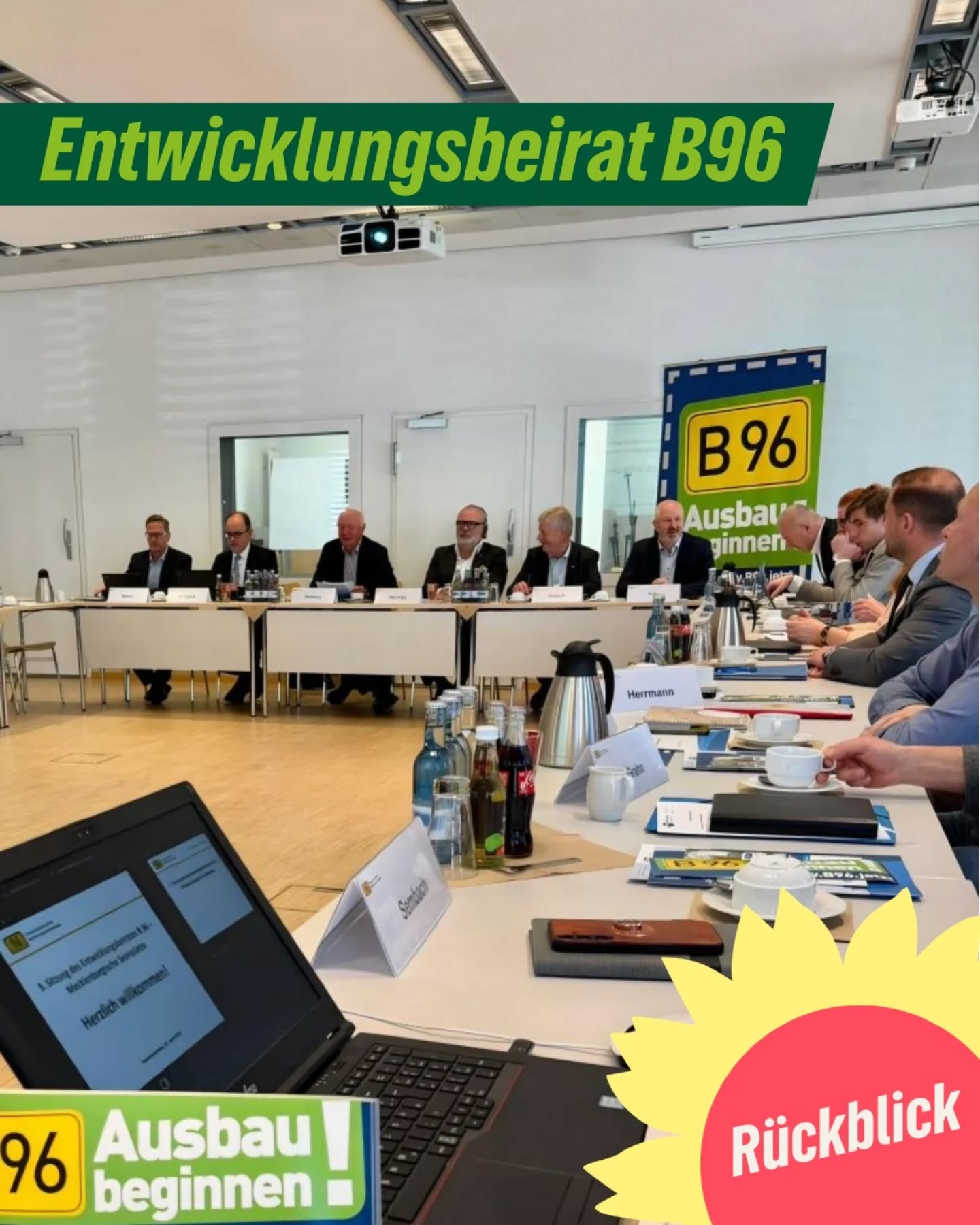 🔊 Wer denkt, Bürgerbeteiligung verändert nichts, sollte sich die neuen B96-Planungen anschauen.
🛣️ Immer noch ziemlich beeindruckt von den neuen Planungen zum Ausbau der B96 haben wir, "Aktionsbündnis B96-Ausbau - So nicht!", uns am 11. Mai zur aktuellen Entwicklung ausgetauscht. Zuvor fand am 24. April der IHK-Entwicklungsbeirat B96 statt, bei dem ich vor Ort war. Ja – es gibt sie noch, die Stimmen, die weiterhin eine parallele dreistreifige Straße neben der bestehenden B96 befürworten.
💚 Gleichzeitig war aber deutlich spürbar: Die Perspektiven haben sich verändert. Die Stimmen für eine verträglichere Lösung werden lauter. Und besonders wichtig: Ideen, die vom “Aktionsbündnis B96-Ausbau – So nicht!” eingebracht wurden, findet sich in den Planungen wieder. Statt einer neuen Straße neben der bestehenden soll die vorhandene Trasse um einen zusätzlichen Fahrstreifen erweitert werden. Das spart Fläche.
💯 Vor allem aber nützt es den Menschen hier vor Ort: Die Straße führt nicht einfach schneller vorbei, sondern bindet Orte weiterhin an, erhält Zufahrten und berücksichtigt regionale Bedürfnisse.
🌻 Und noch etwas wird deutlich: Demokratie funktioniert, wenn Menschen sich einmischen. Viele haben erlebt, dass Engagement für das eigene Umfeld etwas bewegen kann. Dieses Gefühl war auch am 11. Mai beim Treffen des Aktionsbündnisses deutlich spürbar.
✅ Jetzt kommt es darauf an, die letzten offenen Fragen in dieser Atmosphäre weiter zu bearbeiten – mit Gesprächsbereitschaft und Kompromisswillen auf allen Seiten. Das Aufatmen war jedenfalls hörbar. Und vor allem spürbar.
#B96 #RegionGestalten #JuttaWegner #gruenimschloss #grueneseenplatte